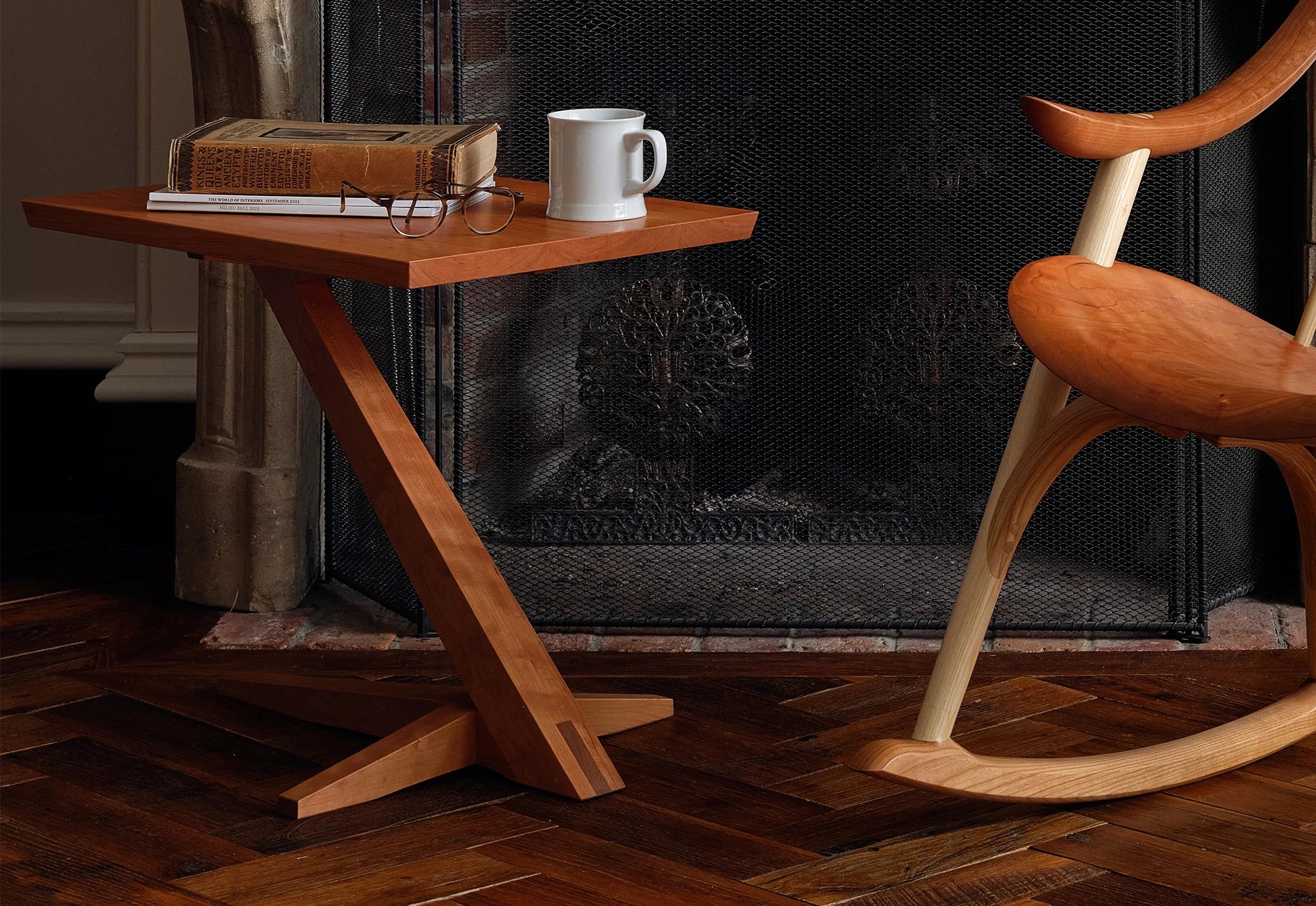 Table d'appoint en porte-à-faux - Perchée sur une base solide en merisier ou en noyer qui s'élève de son pied évasé sur un