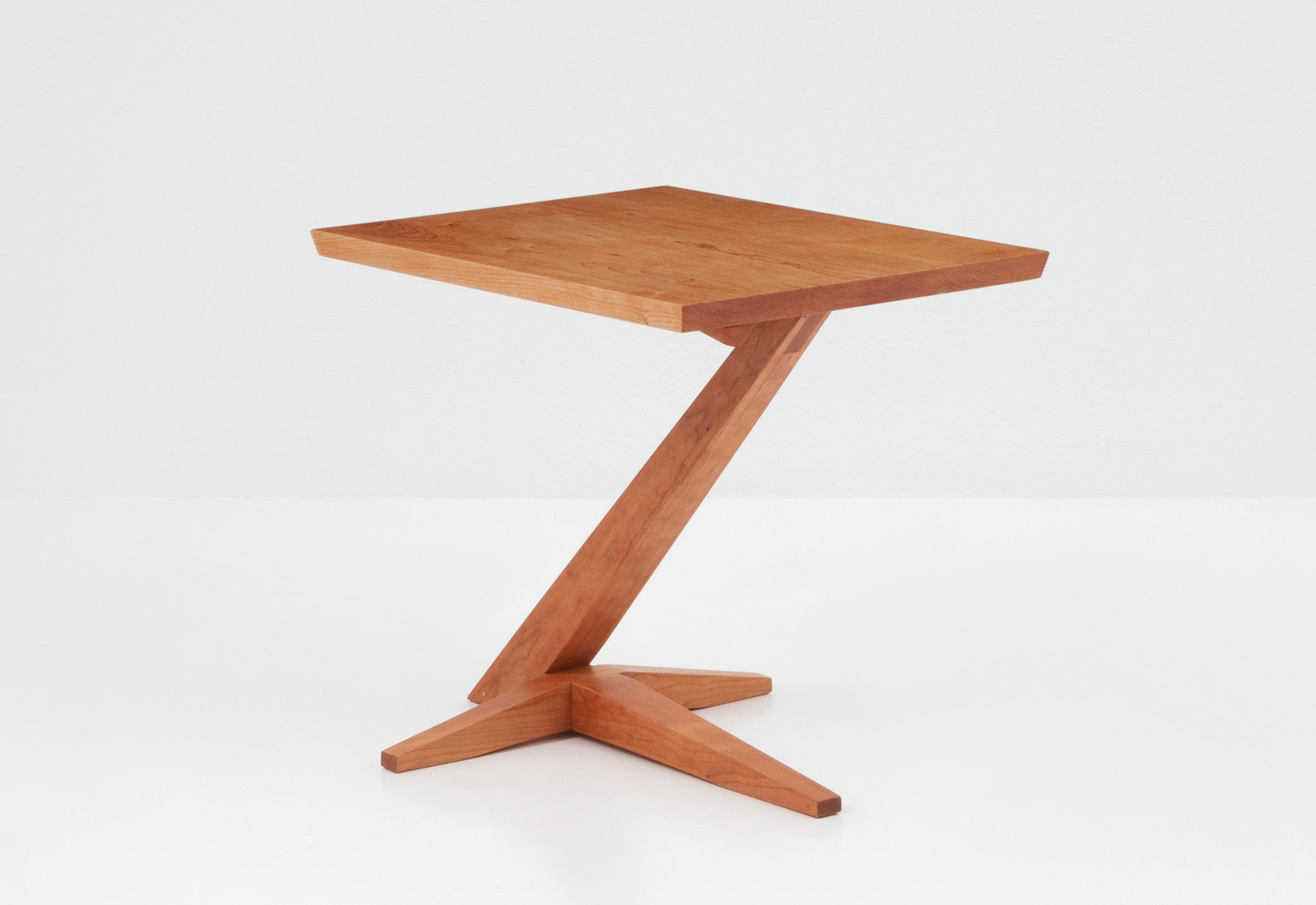 Table d'appoint en porte-à-faux - Perchée sur une base solide en merisier ou en noyer qui s'élève de son pied évasé sur un