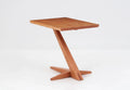 Table d'appoint en porte-à-faux - Perchée sur une base solide en merisier ou en noyer qui s'élève de son pied évasé sur un
