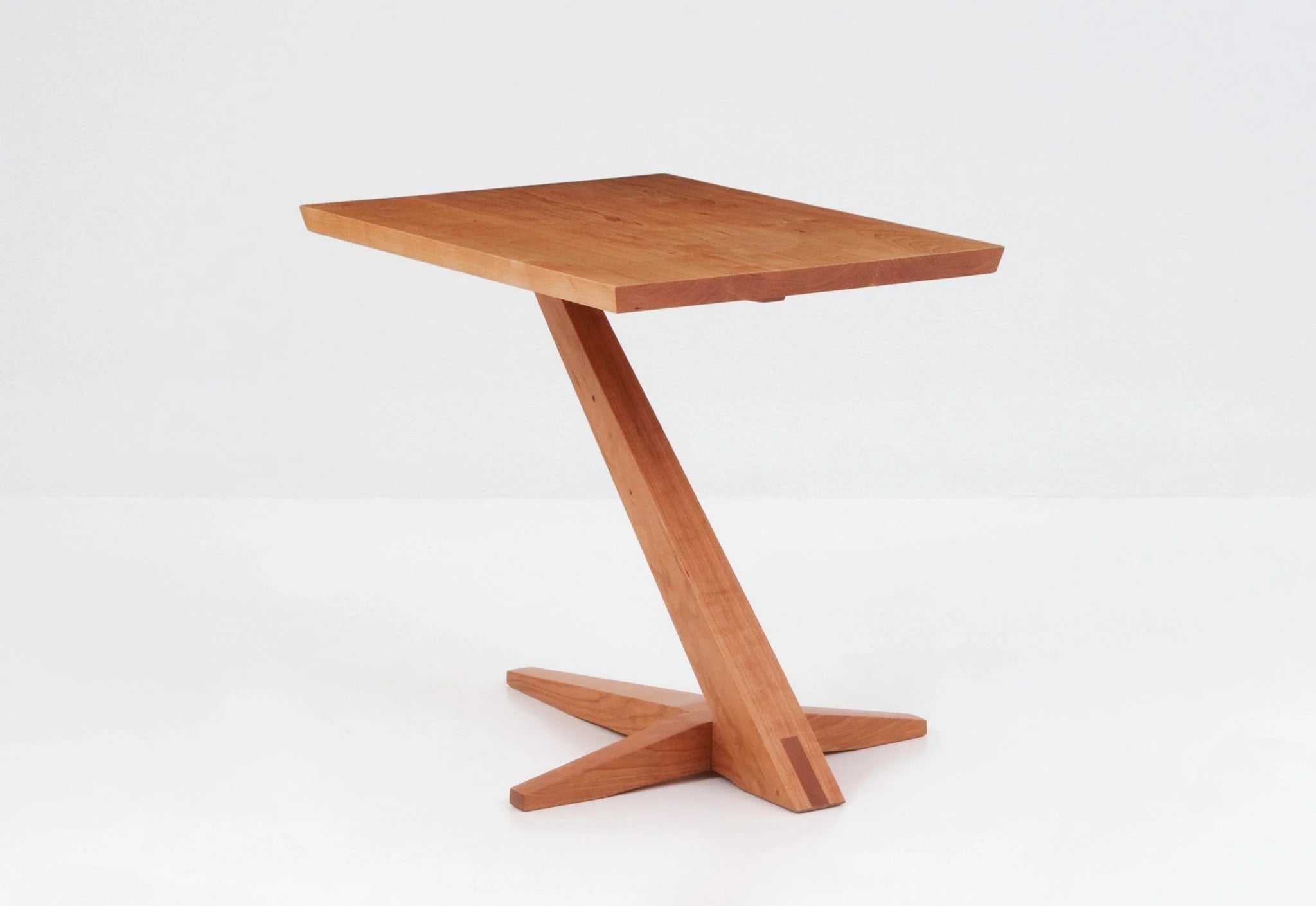 Table d'appoint en porte-à-faux - Perchée sur une base solide en merisier ou en noyer qui s'élève de son pied évasé sur un