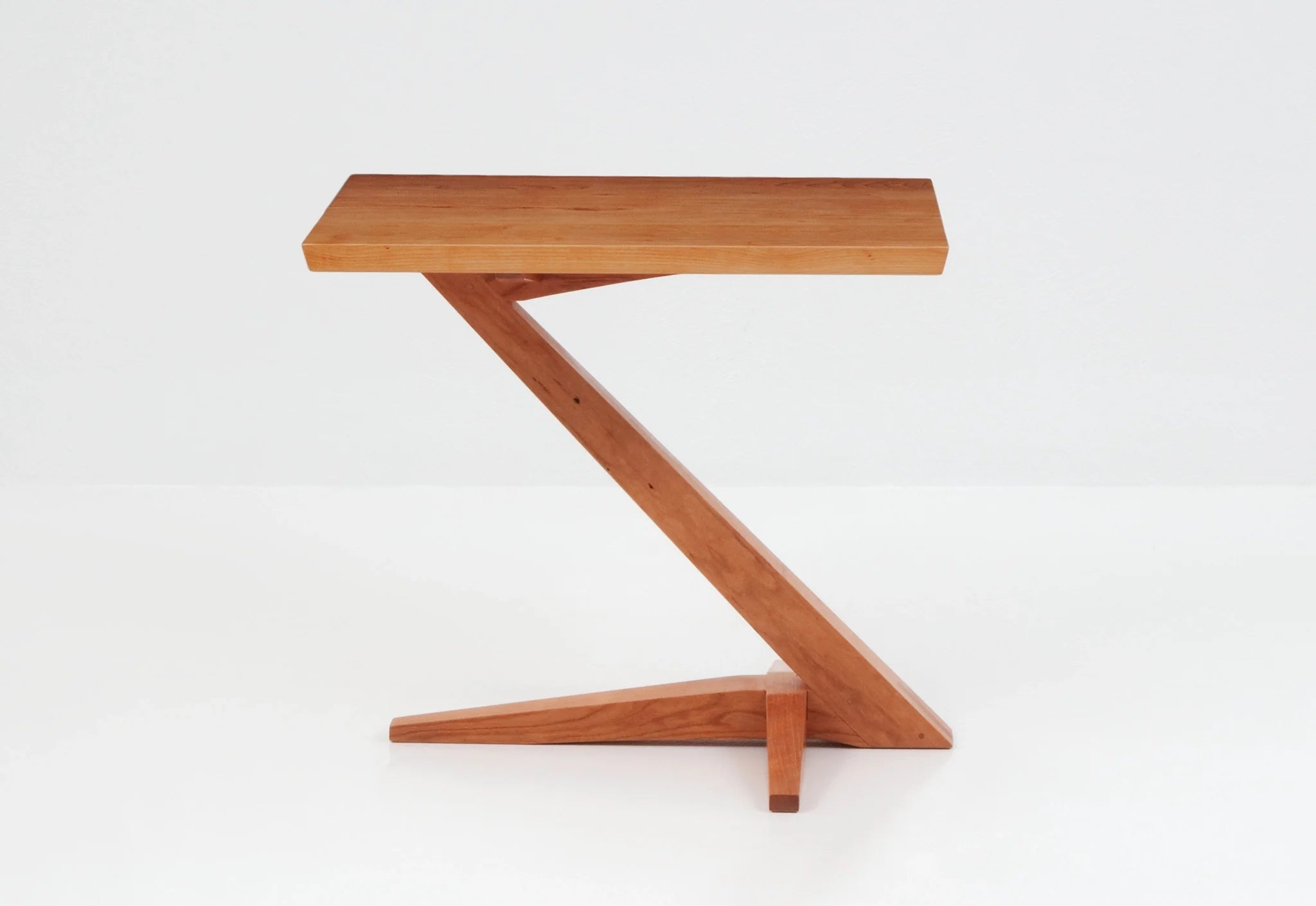 Table d'appoint en porte-à-faux - Perchée sur une base solide en merisier ou en noyer qui s'élève de son pied évasé sur un