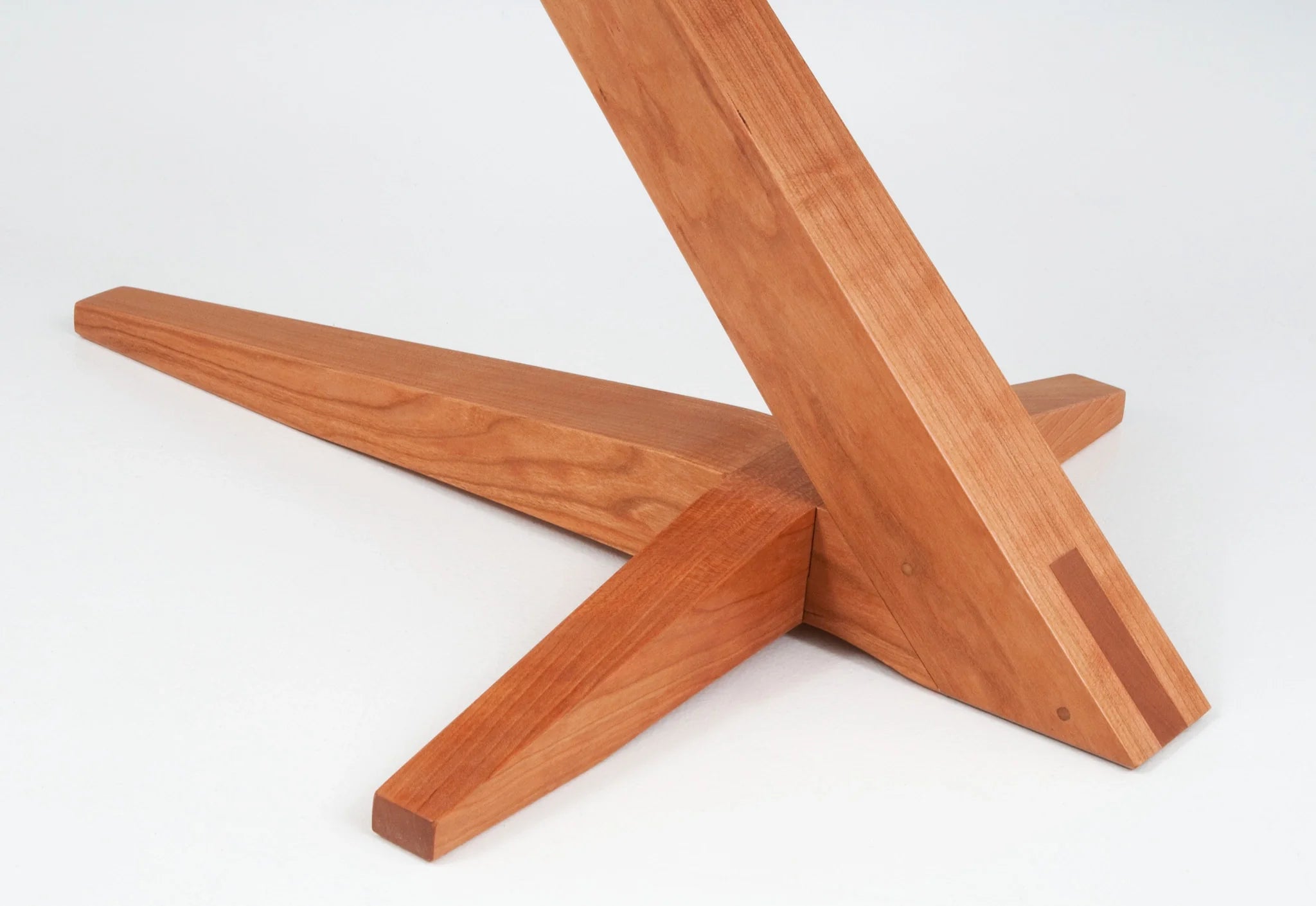 Table d'appoint en porte-à-faux - Perchée sur une base solide en merisier ou en noyer qui s'élève de son pied évasé sur un