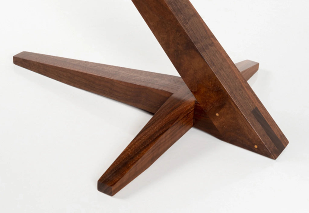 Table d'appoint en porte-à-faux - Perchée sur une base solide en merisier ou en noyer qui s'élève de son pied évasé sur un