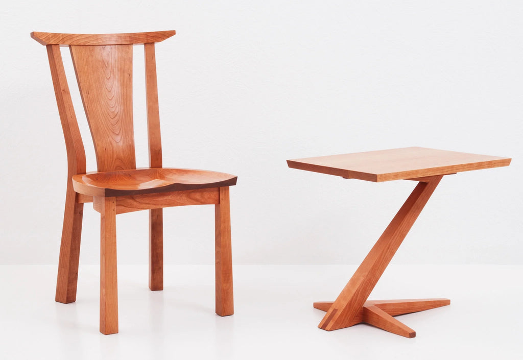 Table d'appoint en porte-à-faux - Perchée sur une base solide en merisier ou en noyer qui s'élève de son pied évasé sur un