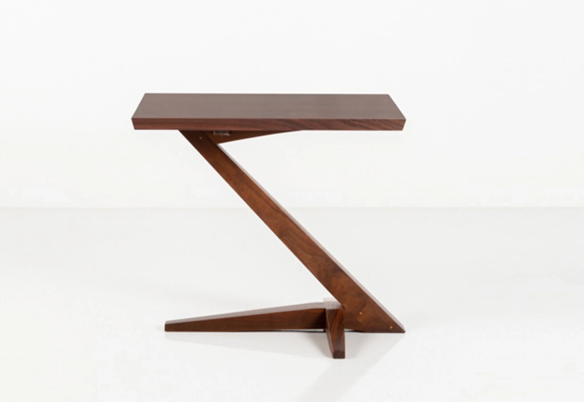 Table d'appoint en porte-à-faux - Perchée sur une base solide en merisier ou en noyer qui s'élève de son pied évasé sur un