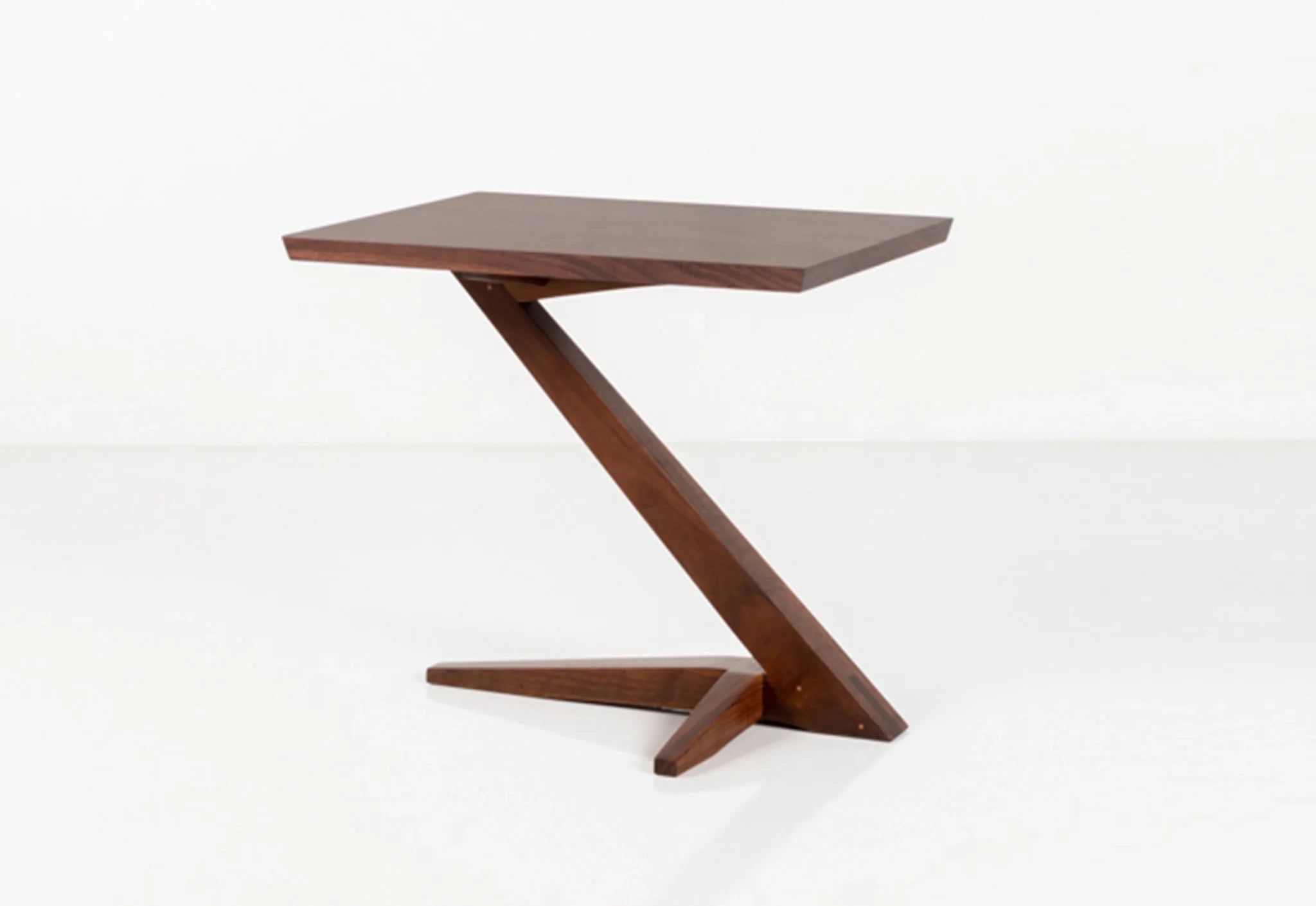 Table d'appoint en porte-à-faux - Perchée sur une base solide en merisier ou en noyer qui s'élève de son pied évasé sur un