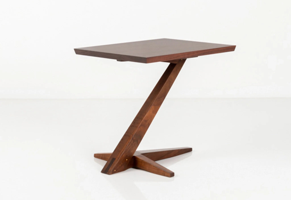 Table d'appoint en porte-à-faux - Perchée sur une base solide en merisier ou en noyer qui s'élève de son pied évasé sur un