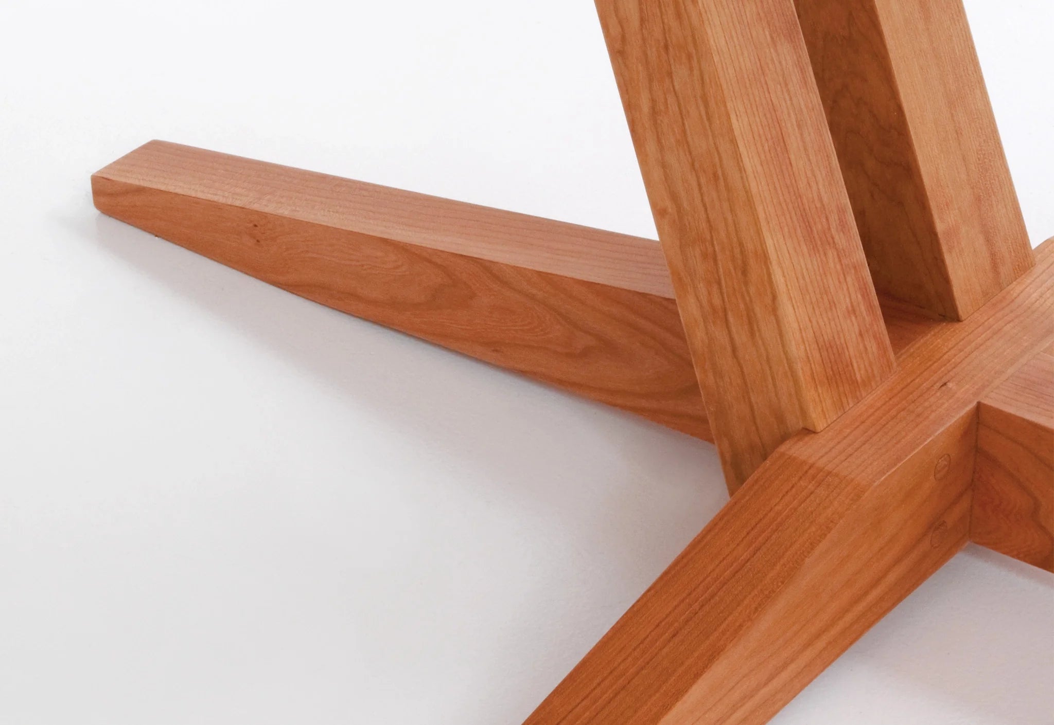 Table tréteaux - Jouant avec les contraires comme l'ombre et la lumière, l'espace et la substance, elle rassemble tout en une seule entité.
