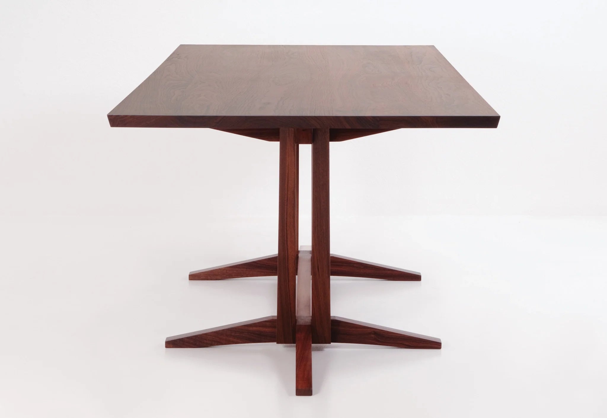 Table tréteaux - Jouant avec les contraires comme l'ombre et la lumière, l'espace et la substance, elle rassemble tout en une seule entité.