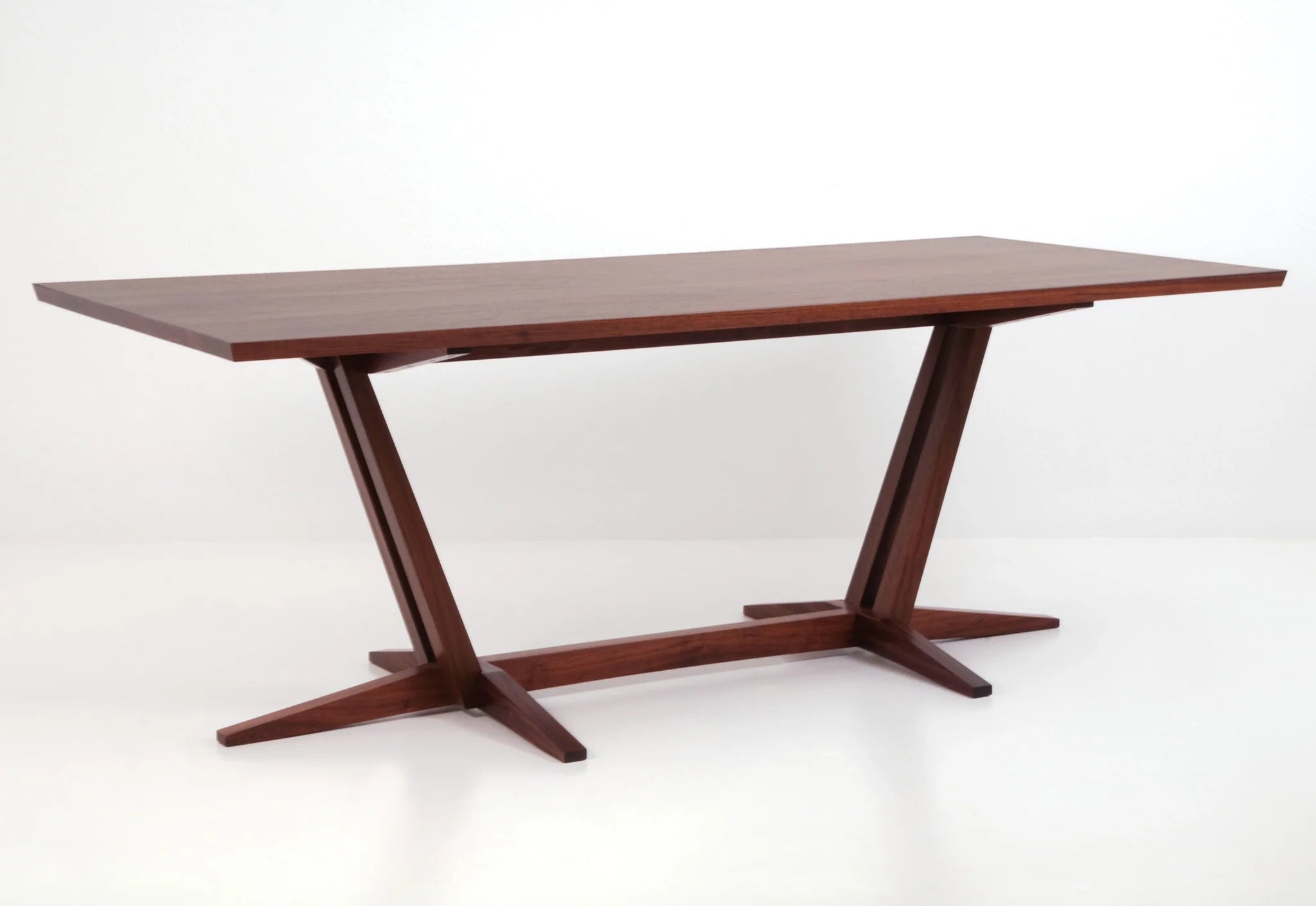 Table tréteaux - Jouant avec les contraires comme l'ombre et la lumière, l'espace et la substance, elle rassemble tout en une seule entité.
