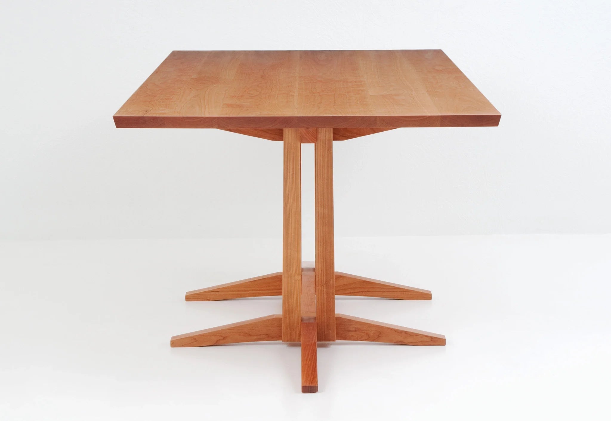 Table tréteaux - Jouant avec les contraires comme l'ombre et la lumière, l'espace et la substance, elle rassemble tout en une seule entité.