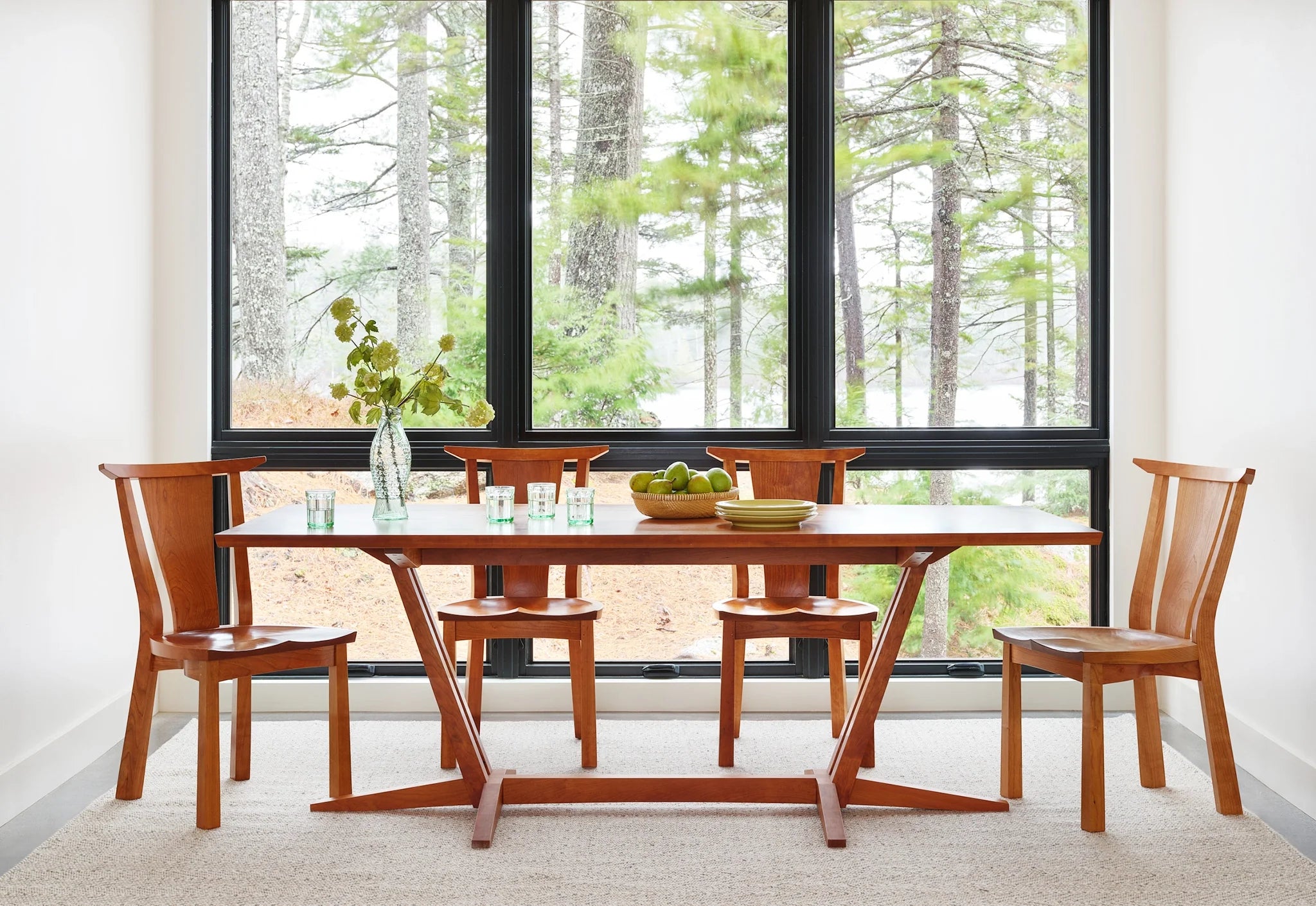Table tréteaux - Jouant avec les contraires comme l'ombre et la lumière, l'espace et la substance, elle rassemble tout en une seule entité.