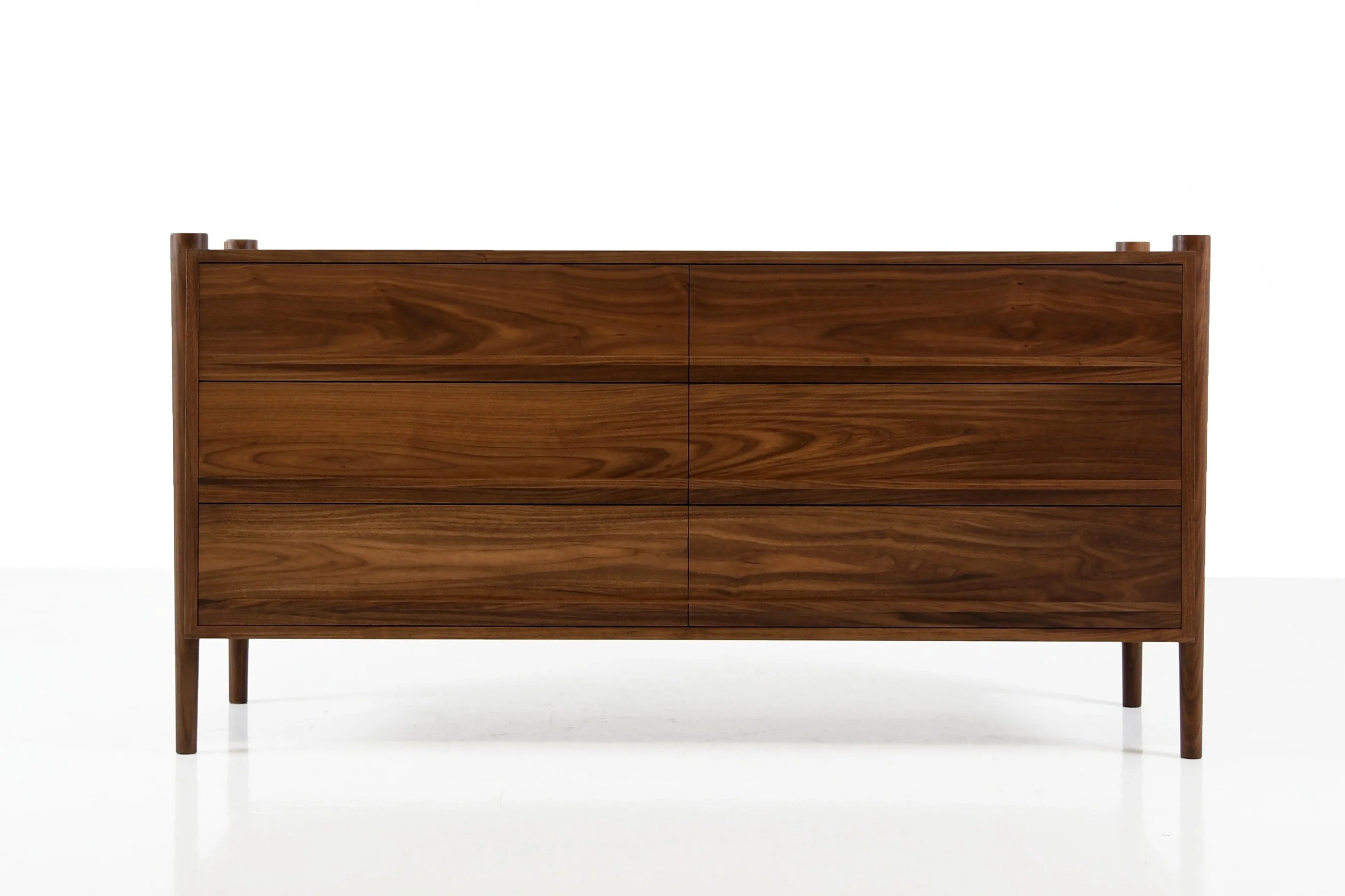 Commode - Horizontale - De ses pieds fuselés et son bois de bout apparent à ses poignées de tiroir elliptiques, elle est confiante en
