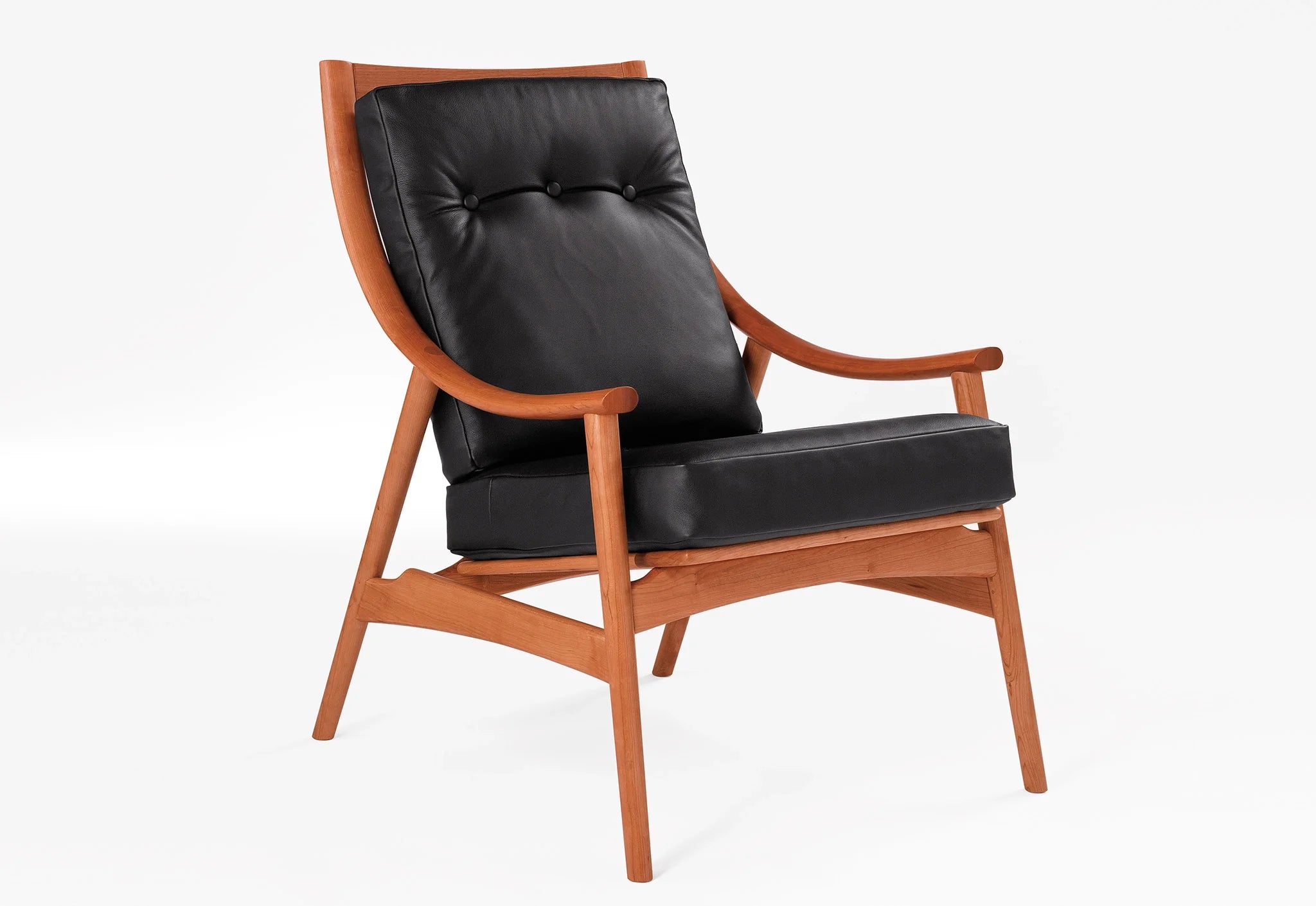 Fauteuil de salon - Conçu avec des accoudoirs élégants et incurvés, de minces barreaux sur le dossier et des pieds fins et légèrement inclinés