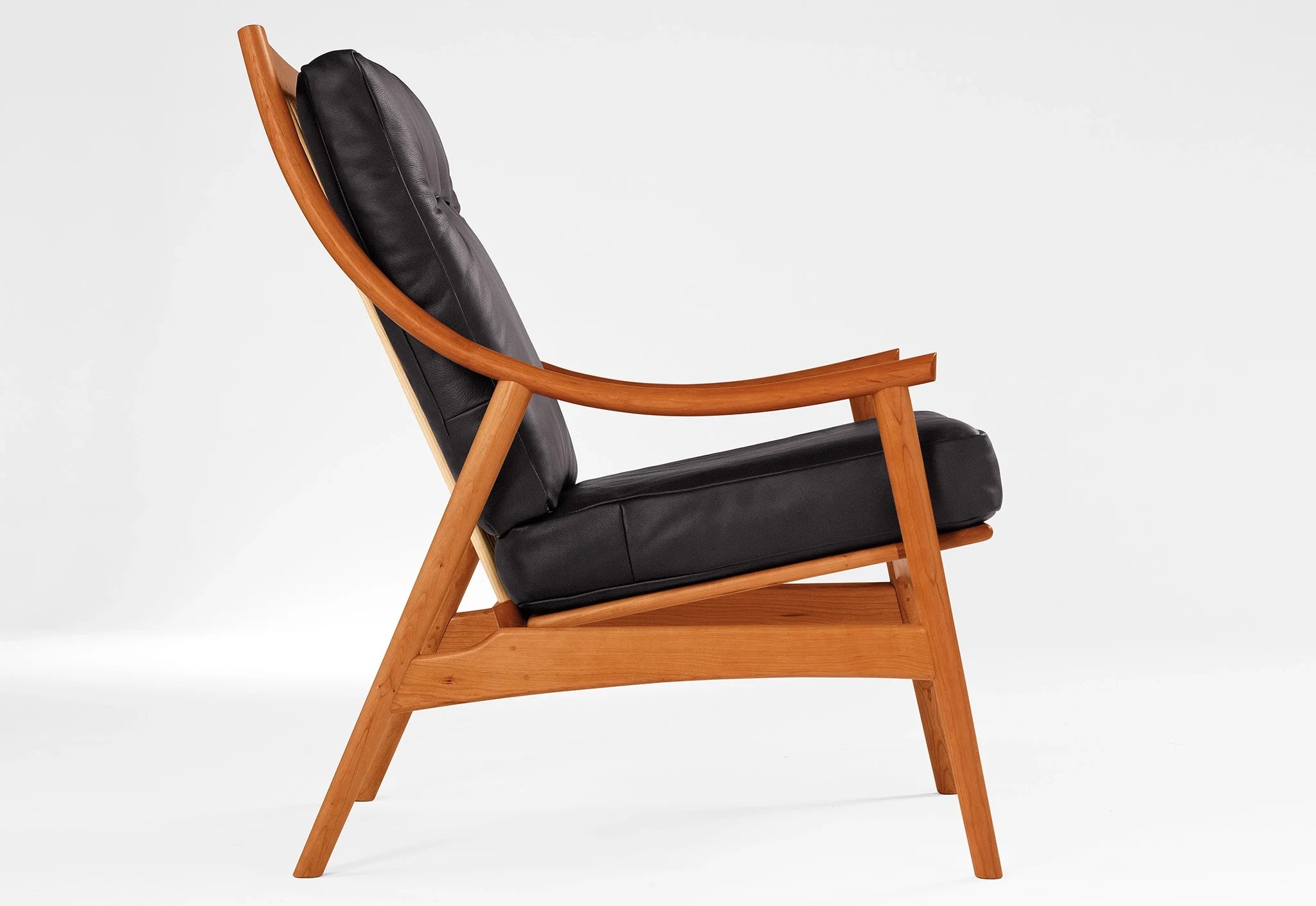 Fauteuil de salon - Conçu avec des accoudoirs élégants et incurvés, de minces barreaux sur le dossier et des pieds fins et légèrement inclinés