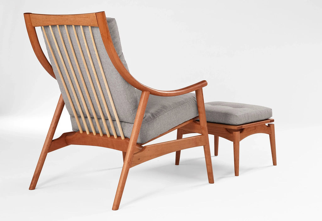 Fauteuil de salon - Conçu avec des accoudoirs élégants et incurvés, de minces barreaux sur le dossier et des pieds fins et légèrement inclinés