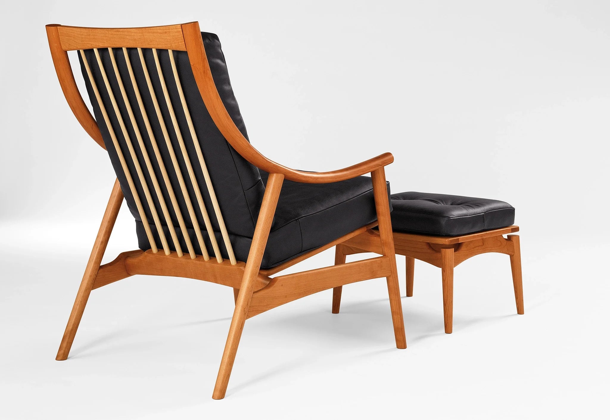 Fauteuil de salon - Conçu avec des accoudoirs élégants et incurvés, de minces barreaux sur le dossier et des pieds fins et légèrement inclinés