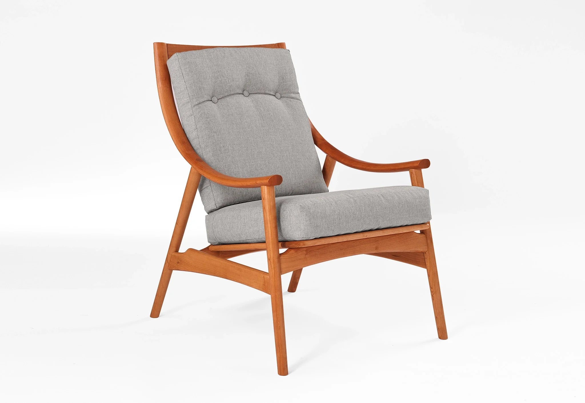 Fauteuil de salon - Conçu avec des accoudoirs élégants et incurvés, de minces barreaux sur le dossier et des pieds fins et légèrement inclinés