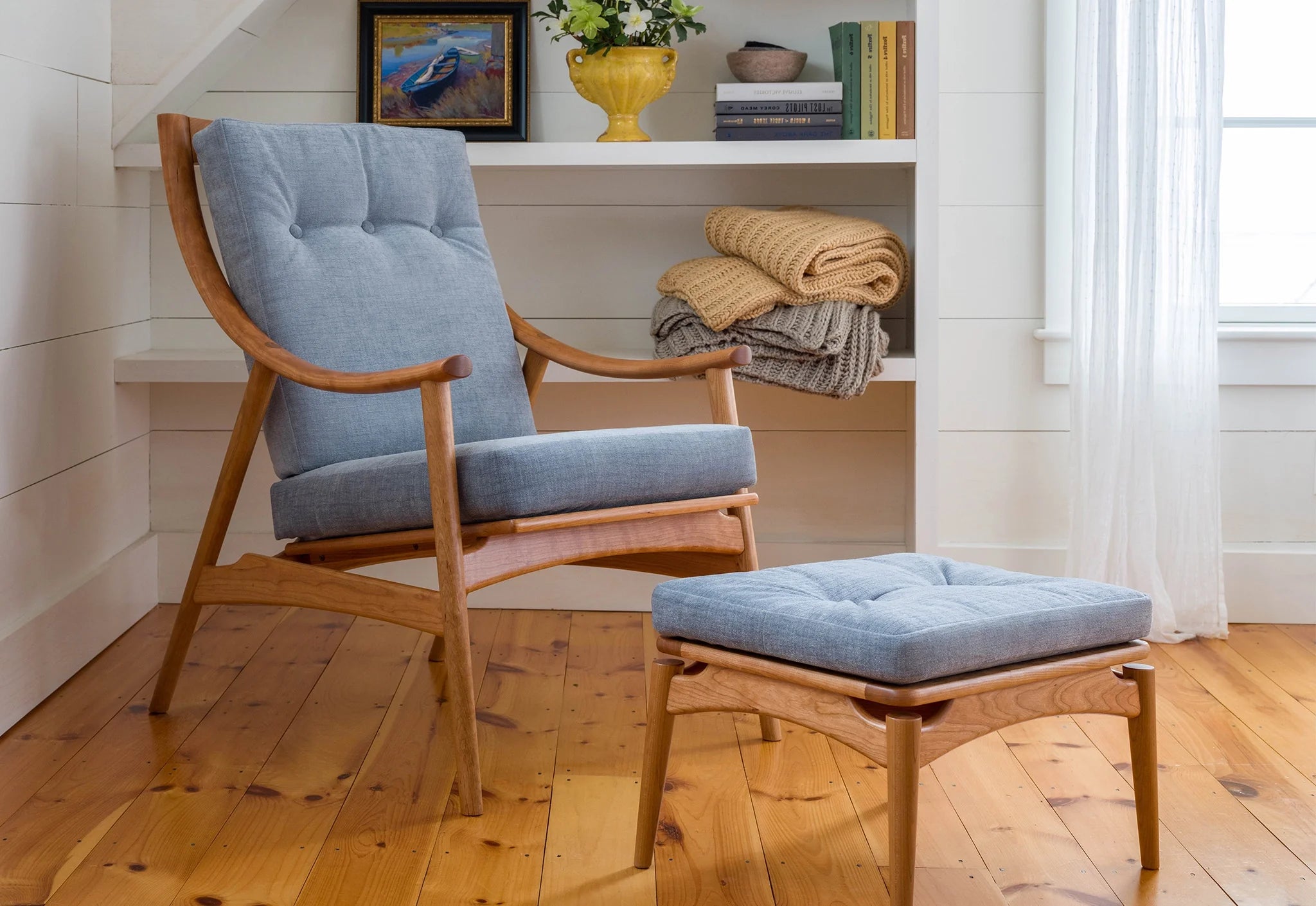 Fauteuil de salon - Conçu avec des accoudoirs élégants et incurvés, de minces barreaux sur le dossier et des pieds fins et légèrement inclinés