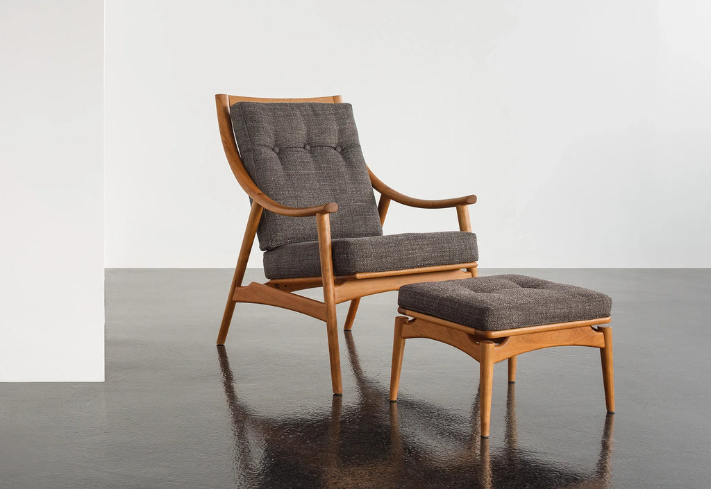 Fauteuil de salon - Conçu avec des accoudoirs élégants et incurvés, de minces barreaux sur le dossier et des pieds fins et légèrement inclinés