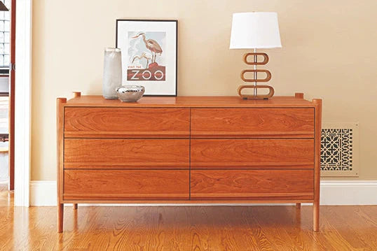 Commode - Horizontale - De ses pieds fuselés et son bois de bout apparent à ses poignées de tiroir elliptiques, elle est confiante en