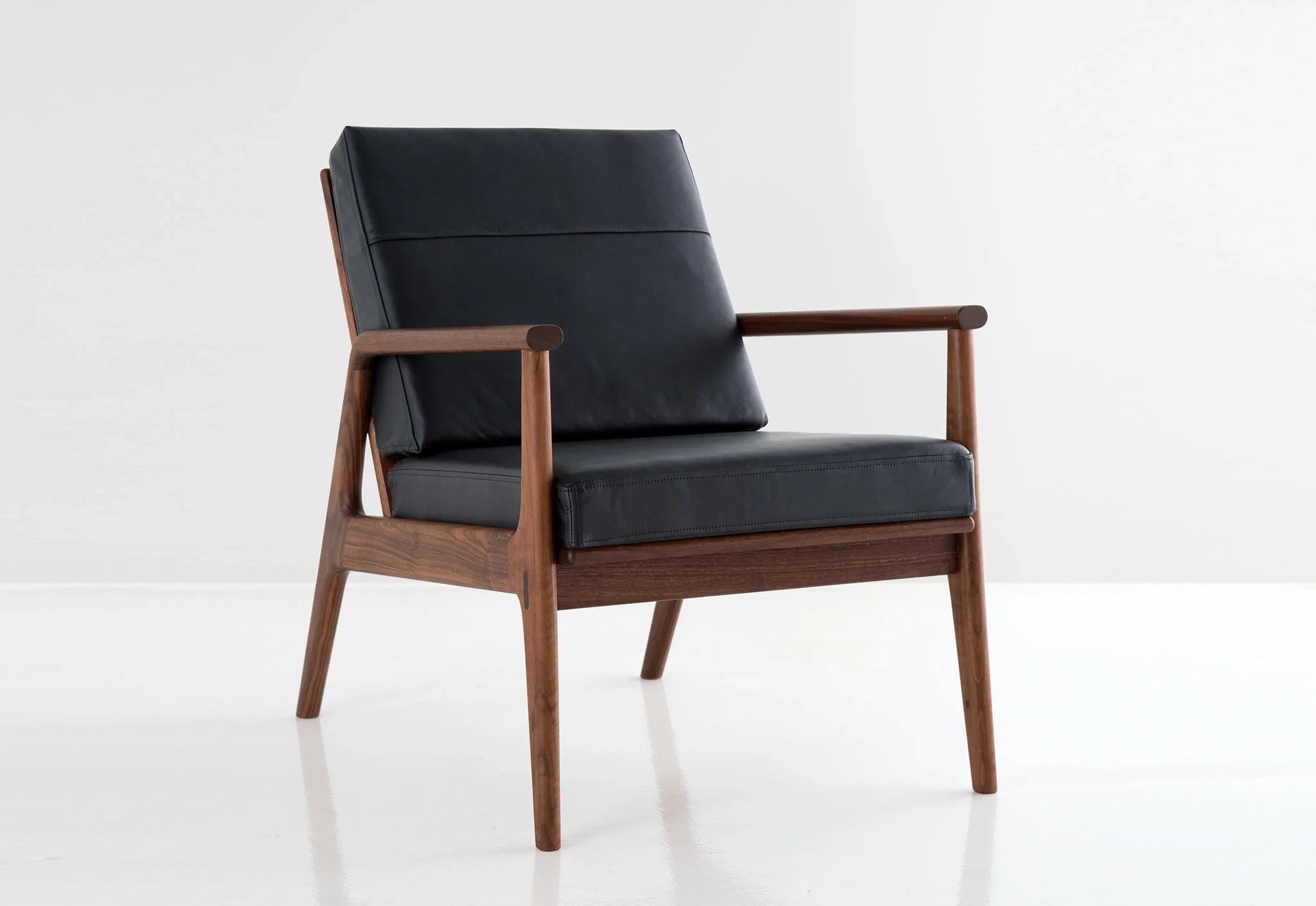 Chaise - Célèbre le design contemporain, la beauté naturelle du bois et les techniques d'assemblage traditionnelles qui sont un
