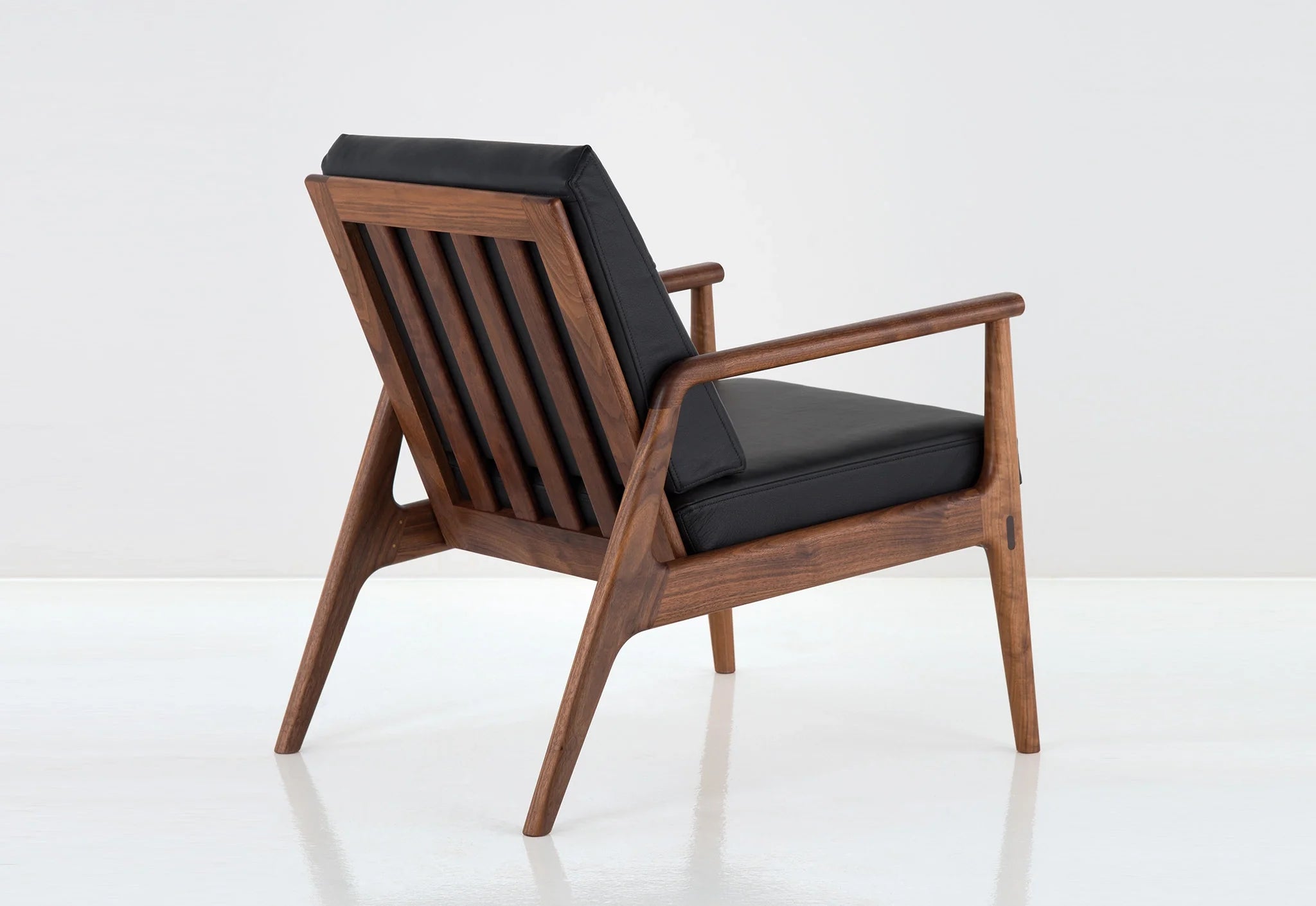 Chaise - Célèbre le design contemporain, la beauté naturelle du bois et les techniques d'assemblage traditionnelles qui sont un