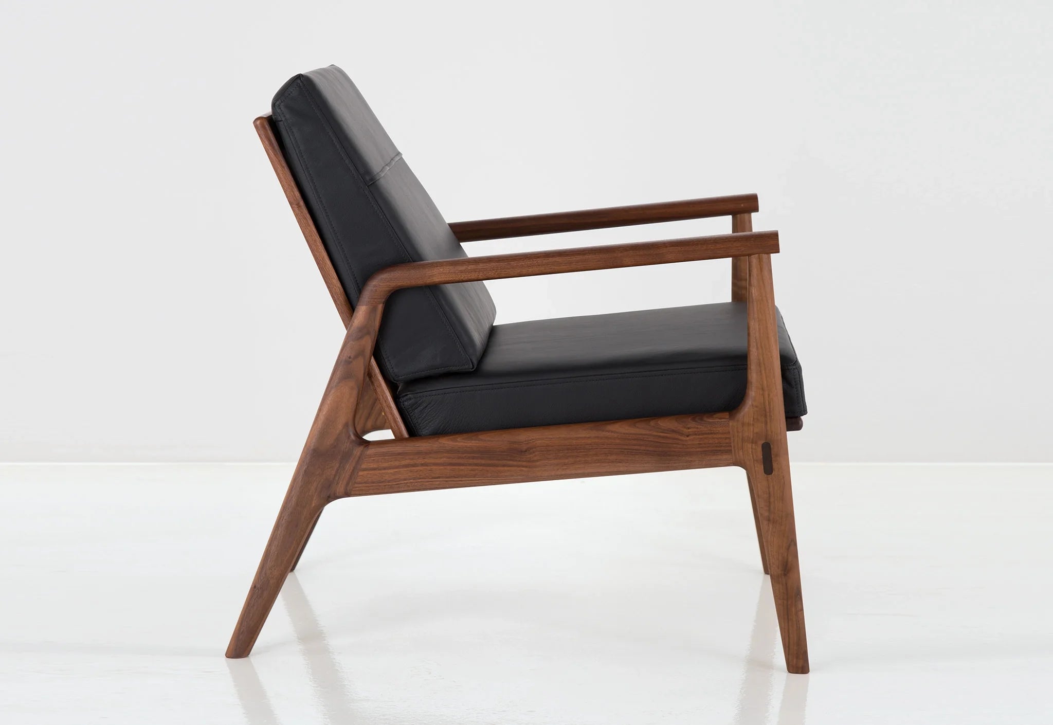 Chaise - Célèbre le design contemporain, la beauté naturelle du bois et les techniques d'assemblage traditionnelles qui sont un