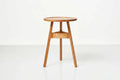 Table d'appoint - Elle emprunte sa simplicité aux designs traditionnels et son profil léger et contemporain au minimalisme.