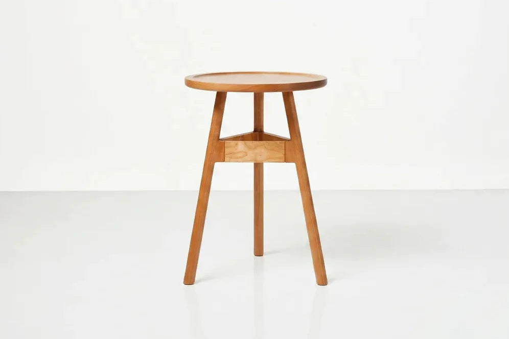Table d'appoint - Elle emprunte sa simplicité aux designs traditionnels et son profil léger et contemporain au minimalisme.
