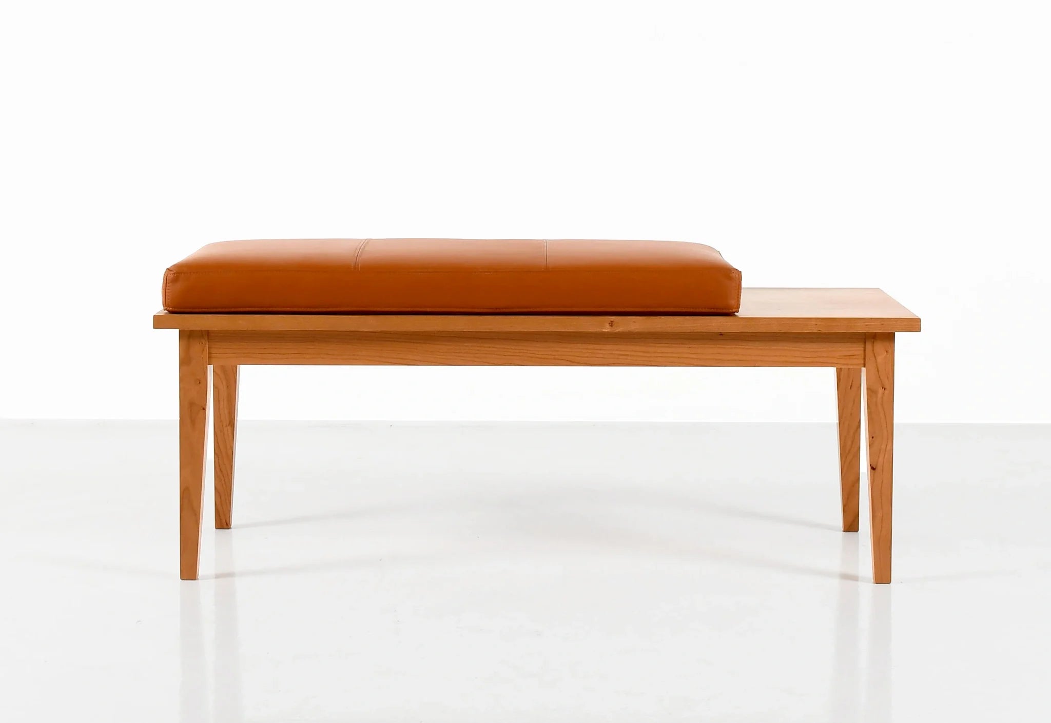 Banc de cheminée - Fabriqué selon des techniques d'assemblage traditionnelles, avec un accent sur l'utilité, ce banc est idéal pour n'importe quel espace de vie