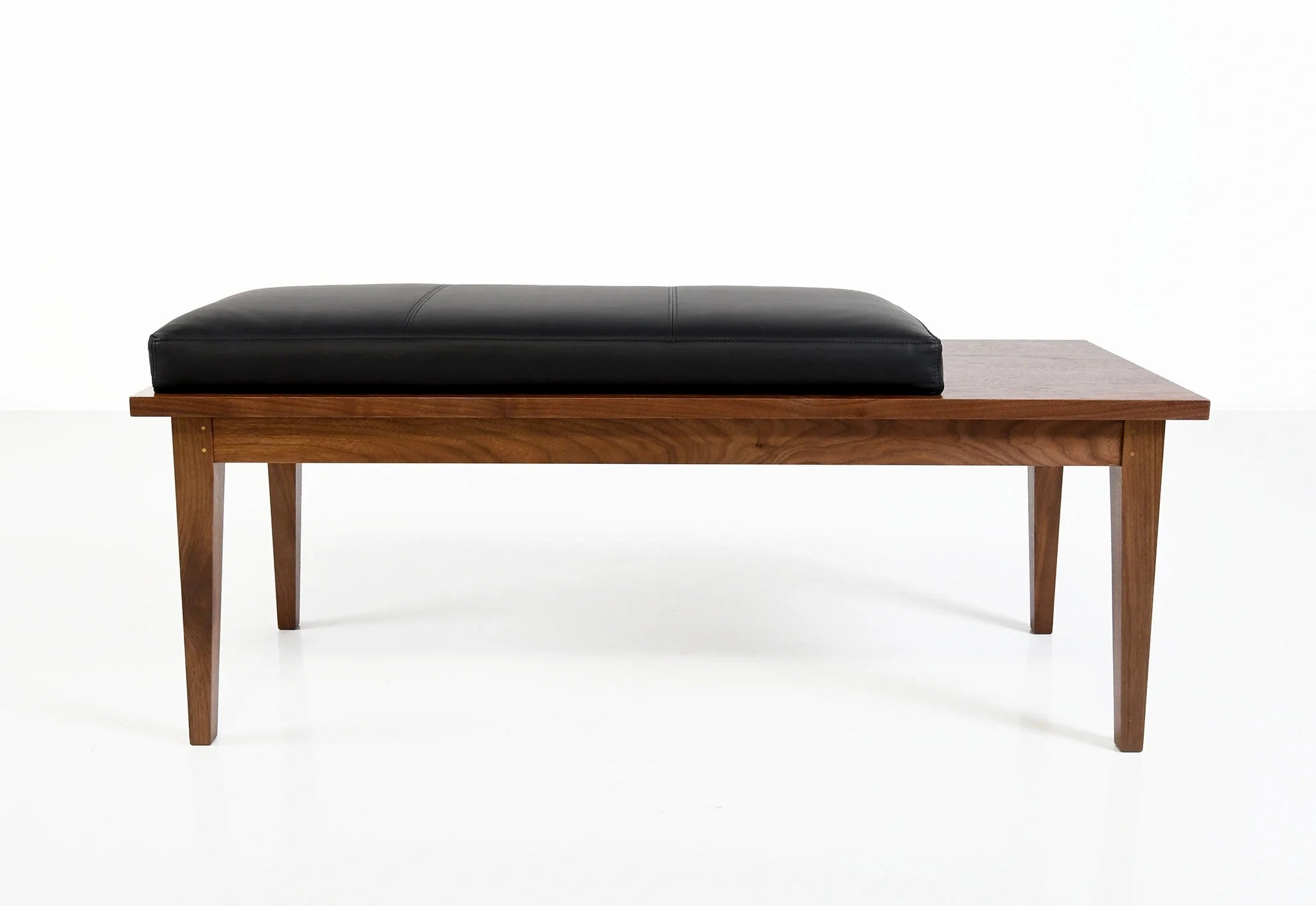 Banc de cheminée - Fabriqué selon des techniques d'assemblage traditionnelles, avec un accent sur l'utilité, ce banc est idéal pour n'importe quel espace de vie