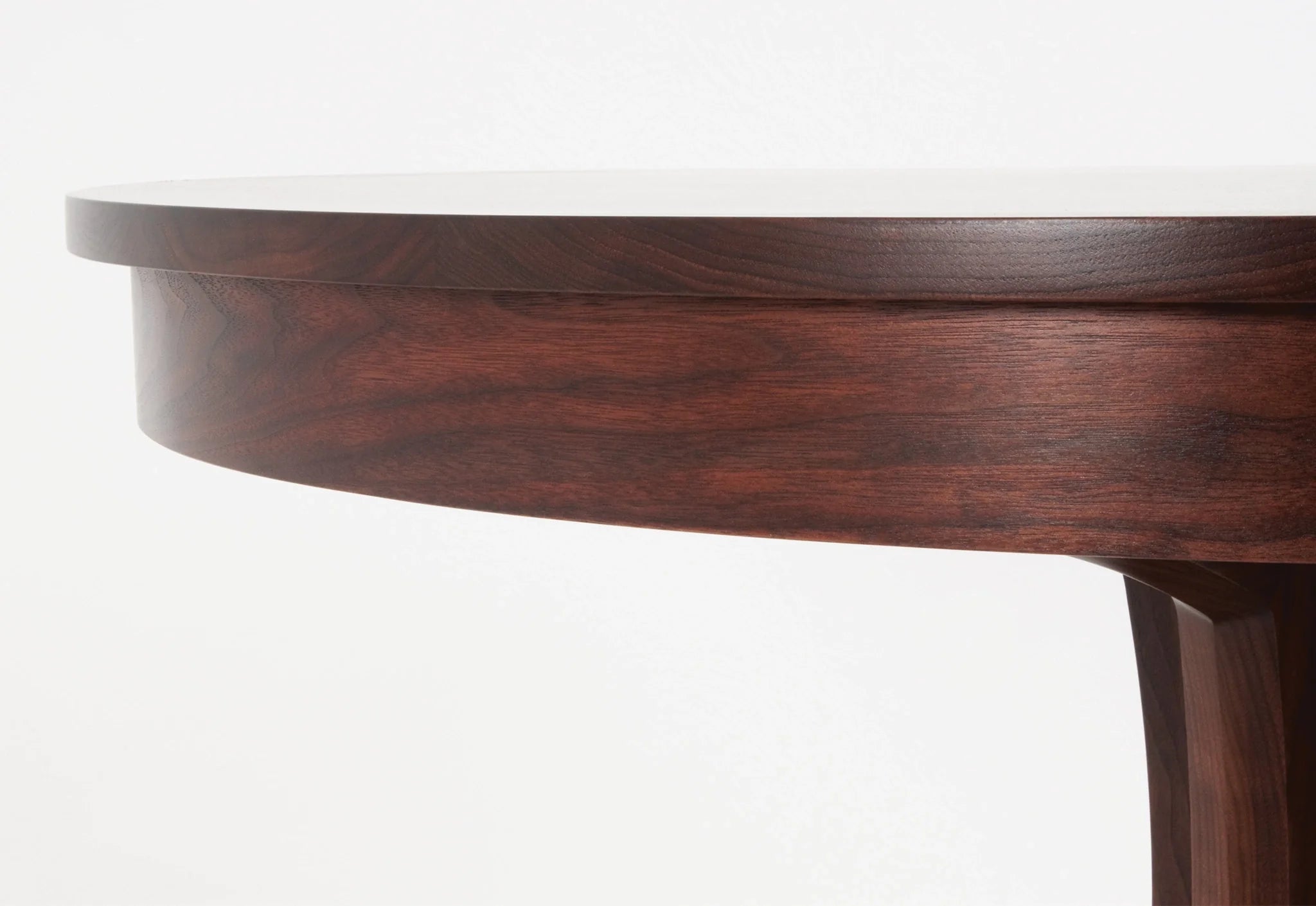 Table - Piètement central - Le plateau repose sur une base innovante en bois dur qui s'écarte en quatre directions pour assurer la solidité
