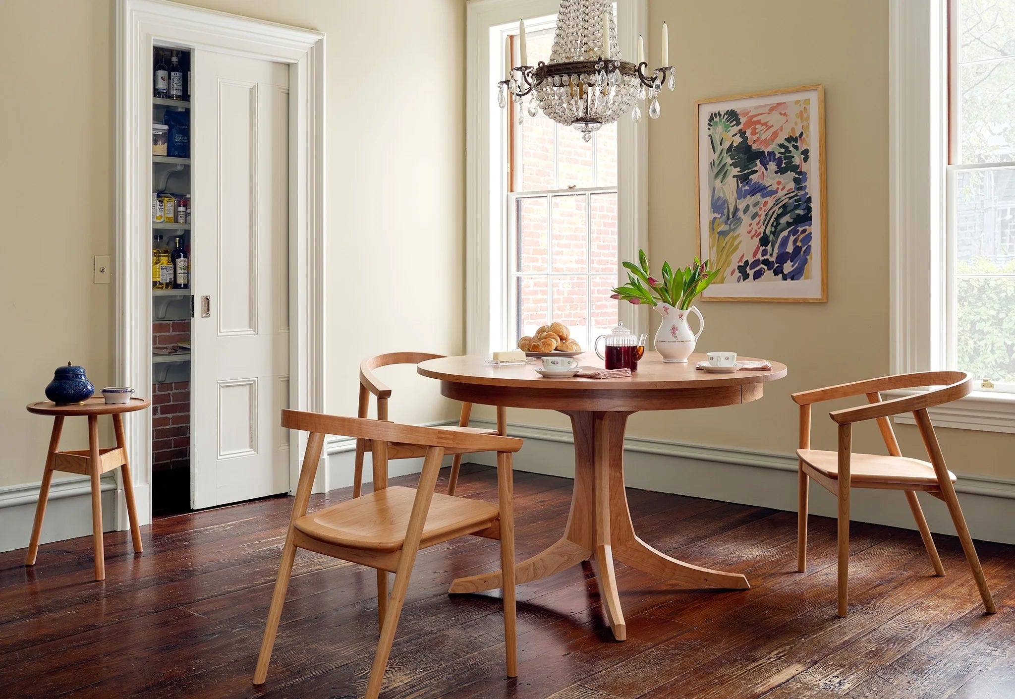 Table d'appoint - Elle emprunte sa simplicité aux designs traditionnels et son profil léger et contemporain au minimalisme.