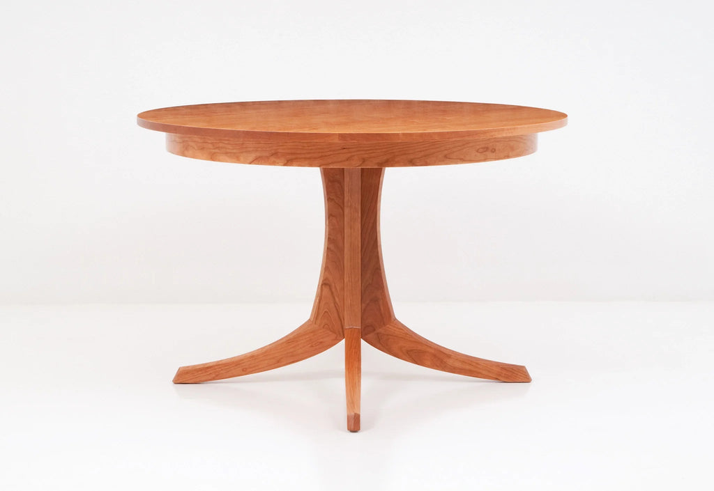 Table - Piètement central - Le plateau repose sur une base innovante en bois dur qui s'écarte en quatre directions pour assurer la solidité