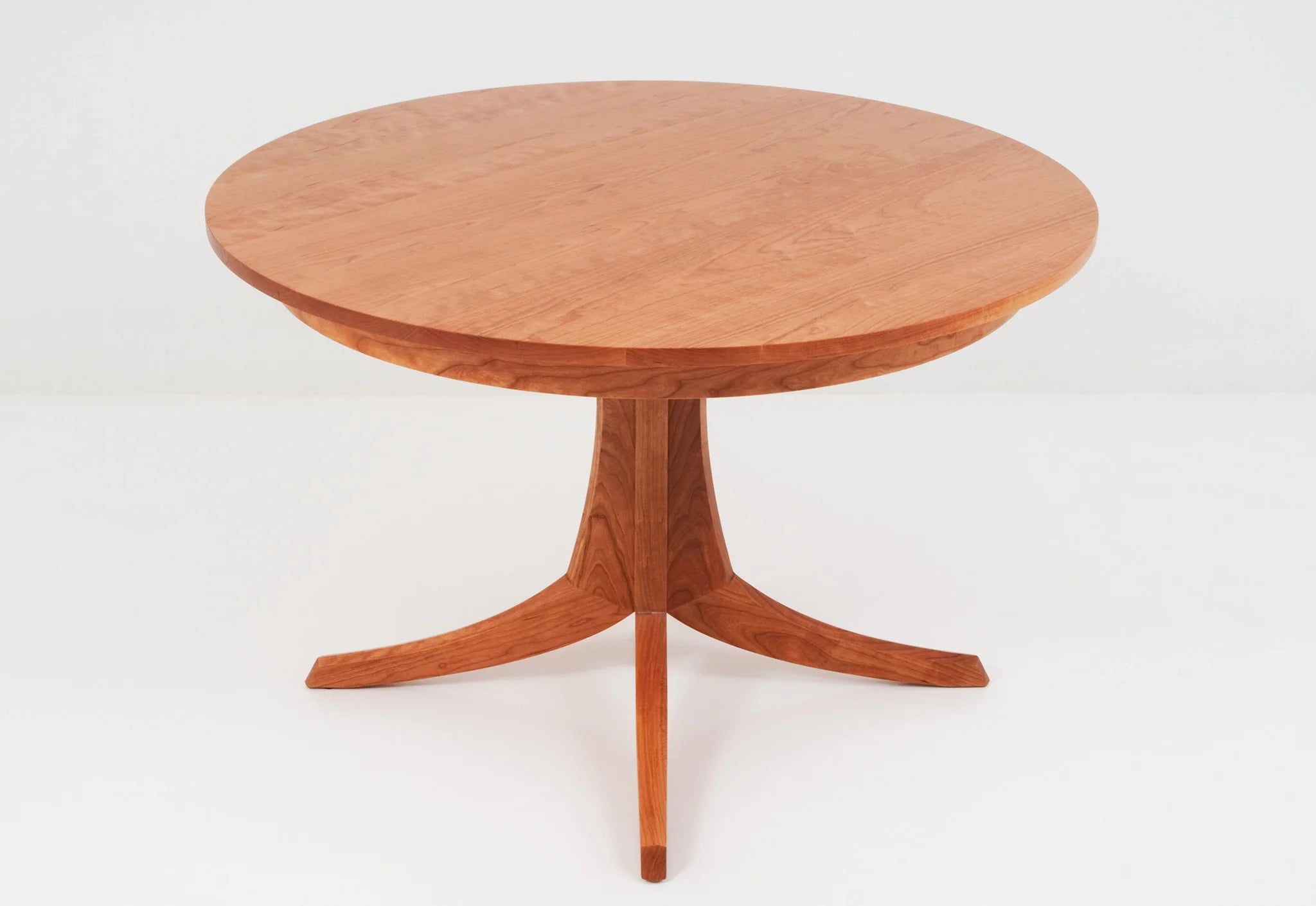 Table - Piètement central - Le plateau repose sur une base innovante en bois dur qui s'écarte en quatre directions pour assurer la solidité