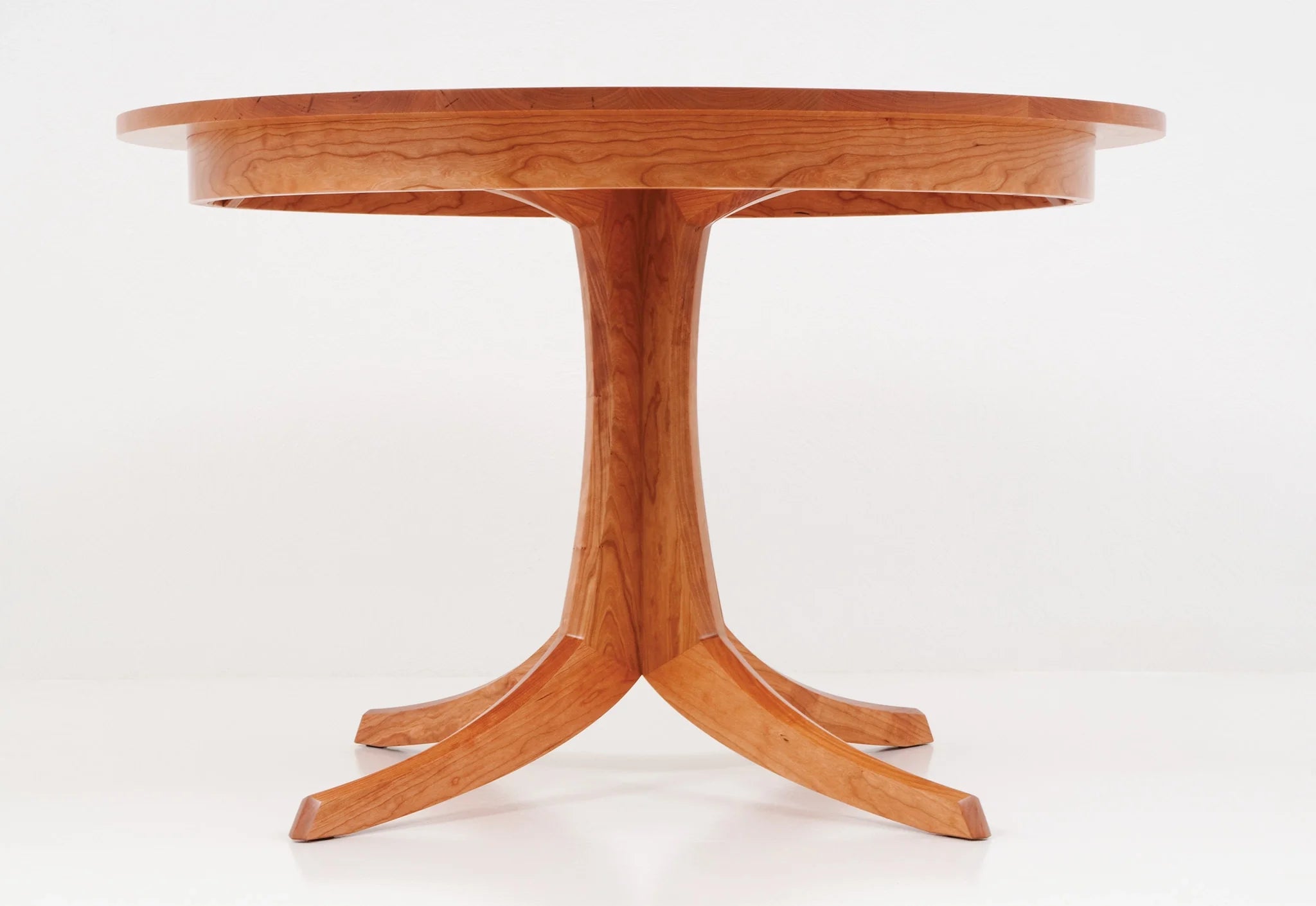 Table - Piètement central - Le plateau repose sur une base innovante en bois dur qui s'écarte en quatre directions pour assurer la solidité