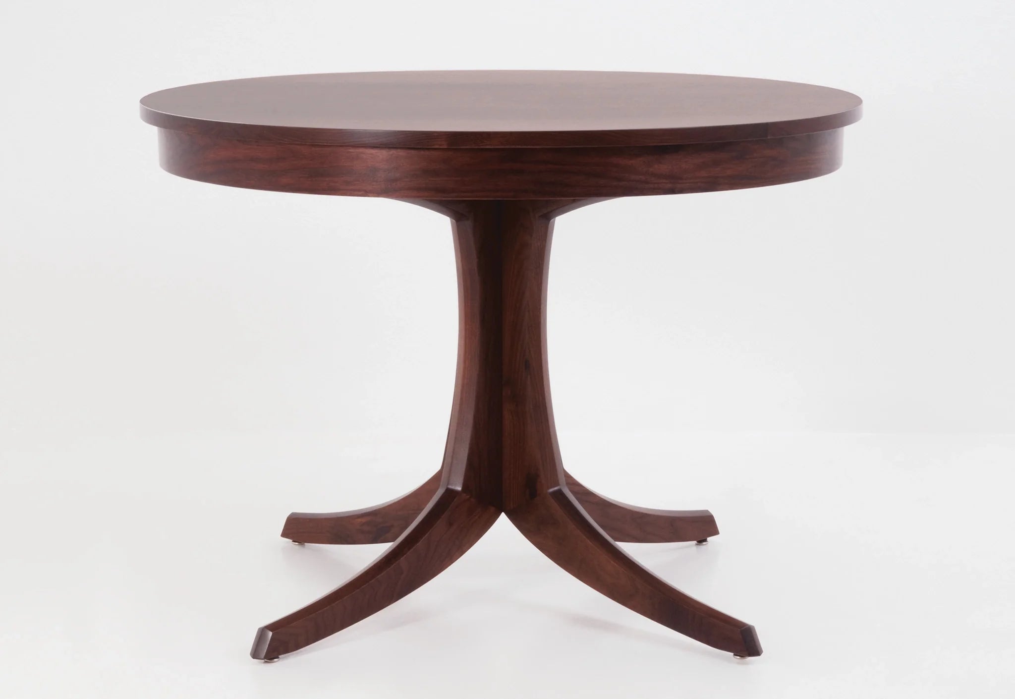 Table - Piètement central - Le plateau repose sur une base innovante en bois dur qui s'écarte en quatre directions pour assurer la solidité
