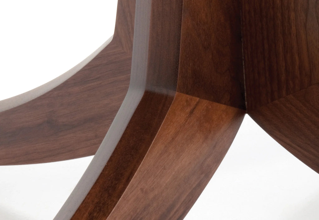 Table - Piètement central - Le plateau repose sur une base innovante en bois dur qui s'écarte en quatre directions pour assurer la solidité