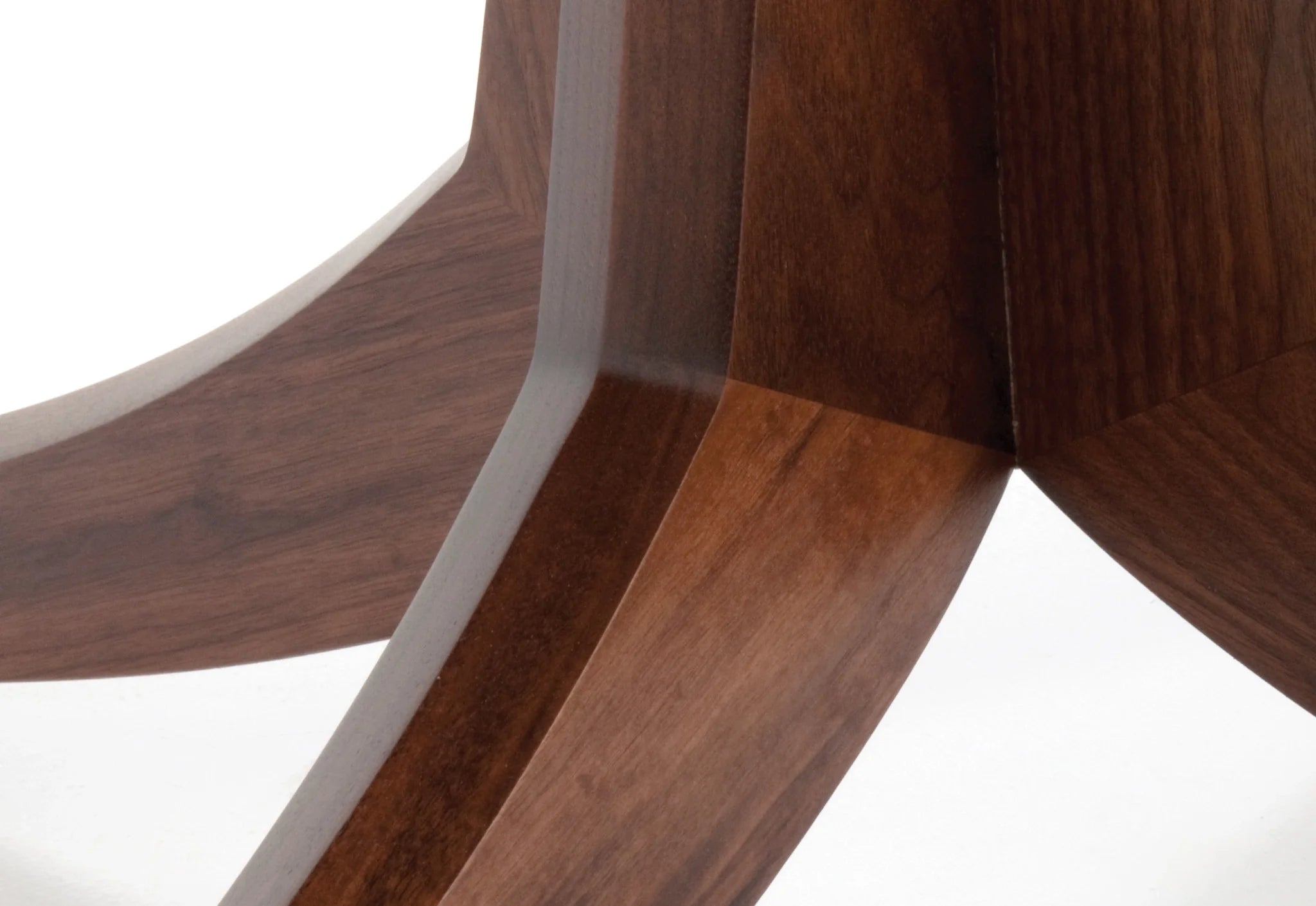 Table - Piètement central - Le plateau repose sur une base innovante en bois dur qui s'écarte en quatre directions pour assurer la solidité