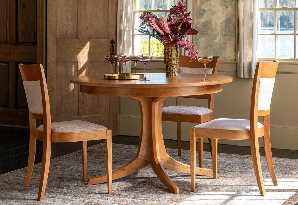 Table - Piètement central - Le plateau repose sur une base innovante en bois dur qui s'écarte en quatre directions pour assurer la solidité