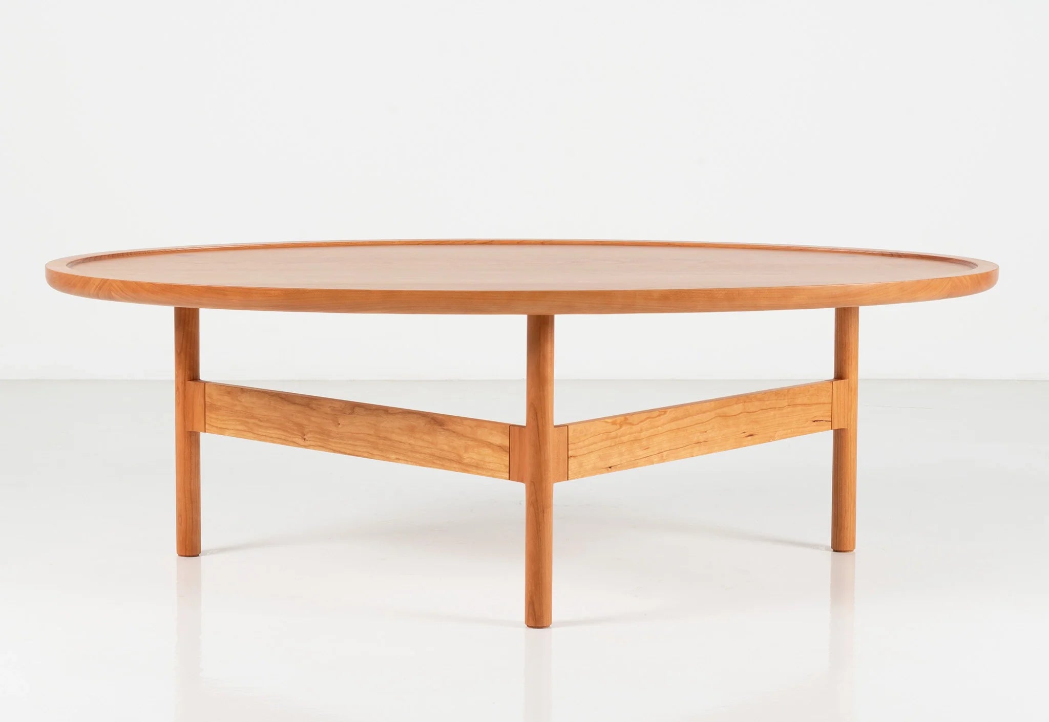 Table basse - Elle emprunte sa simplicité aux designs traditionnels, et son profil léger et contemporain au minimalisme