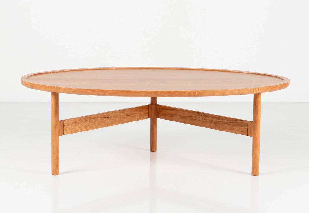 Table basse - Elle emprunte sa simplicité aux designs traditionnels, et son profil léger et contemporain au minimalisme