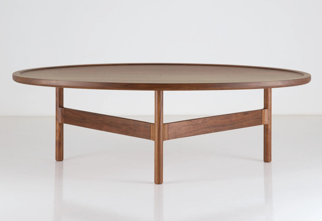 Table basse - Elle emprunte sa simplicité aux designs traditionnels, et son profil léger et contemporain au minimalisme
