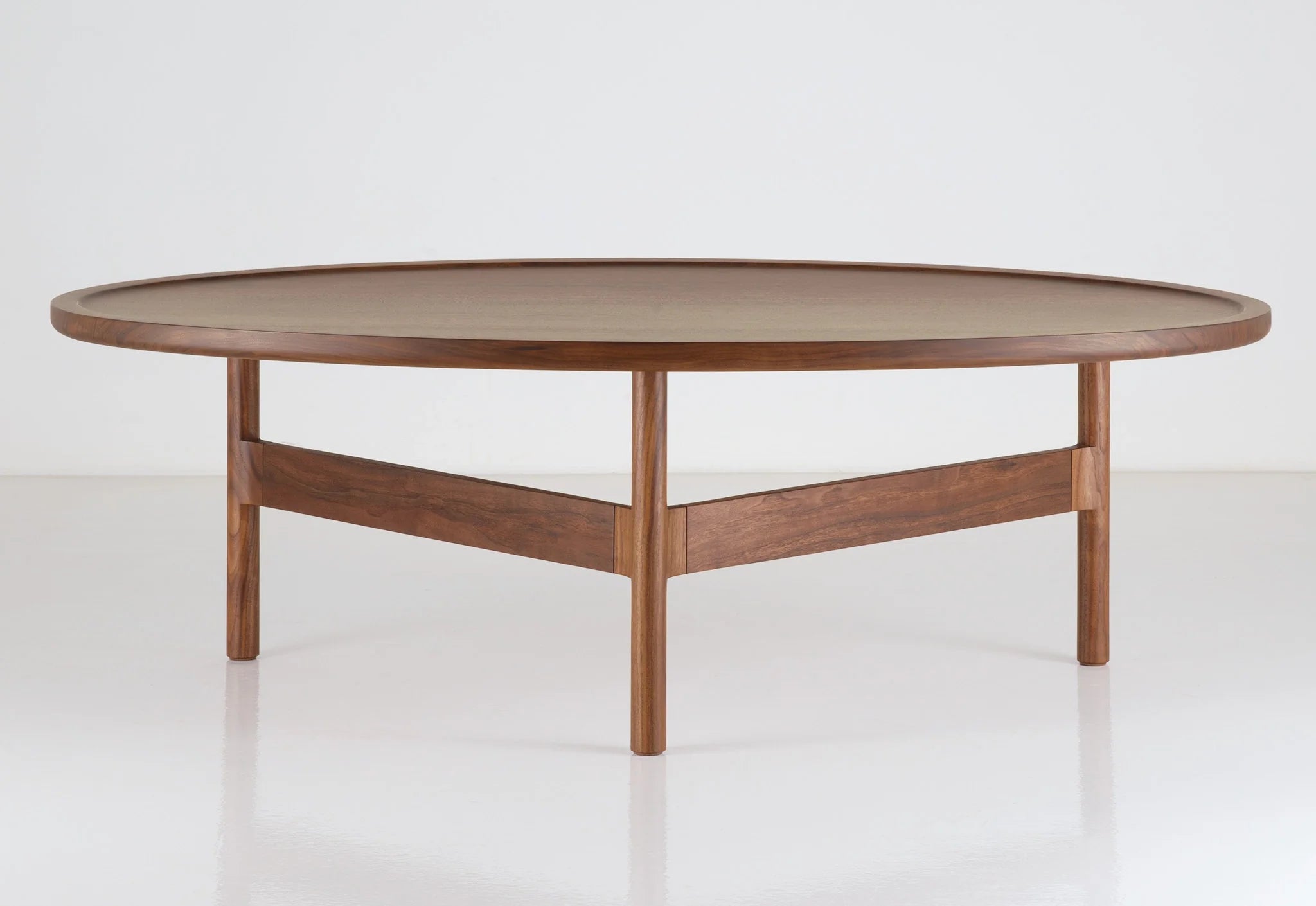 Table basse - Elle emprunte sa simplicité aux designs traditionnels, et son profil léger et contemporain au minimalisme