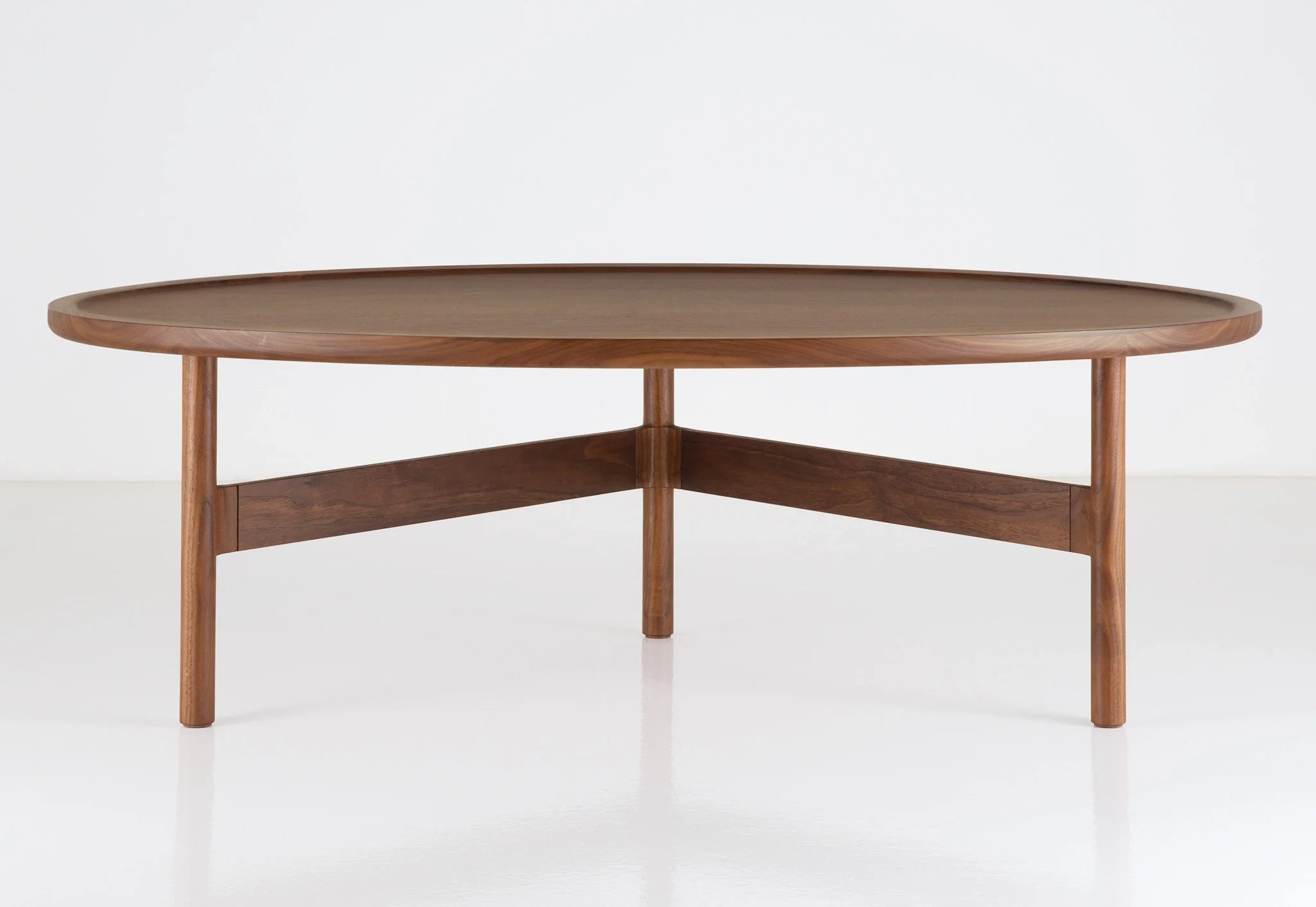 Table basse - Elle emprunte sa simplicité aux designs traditionnels, et son profil léger et contemporain au minimalisme