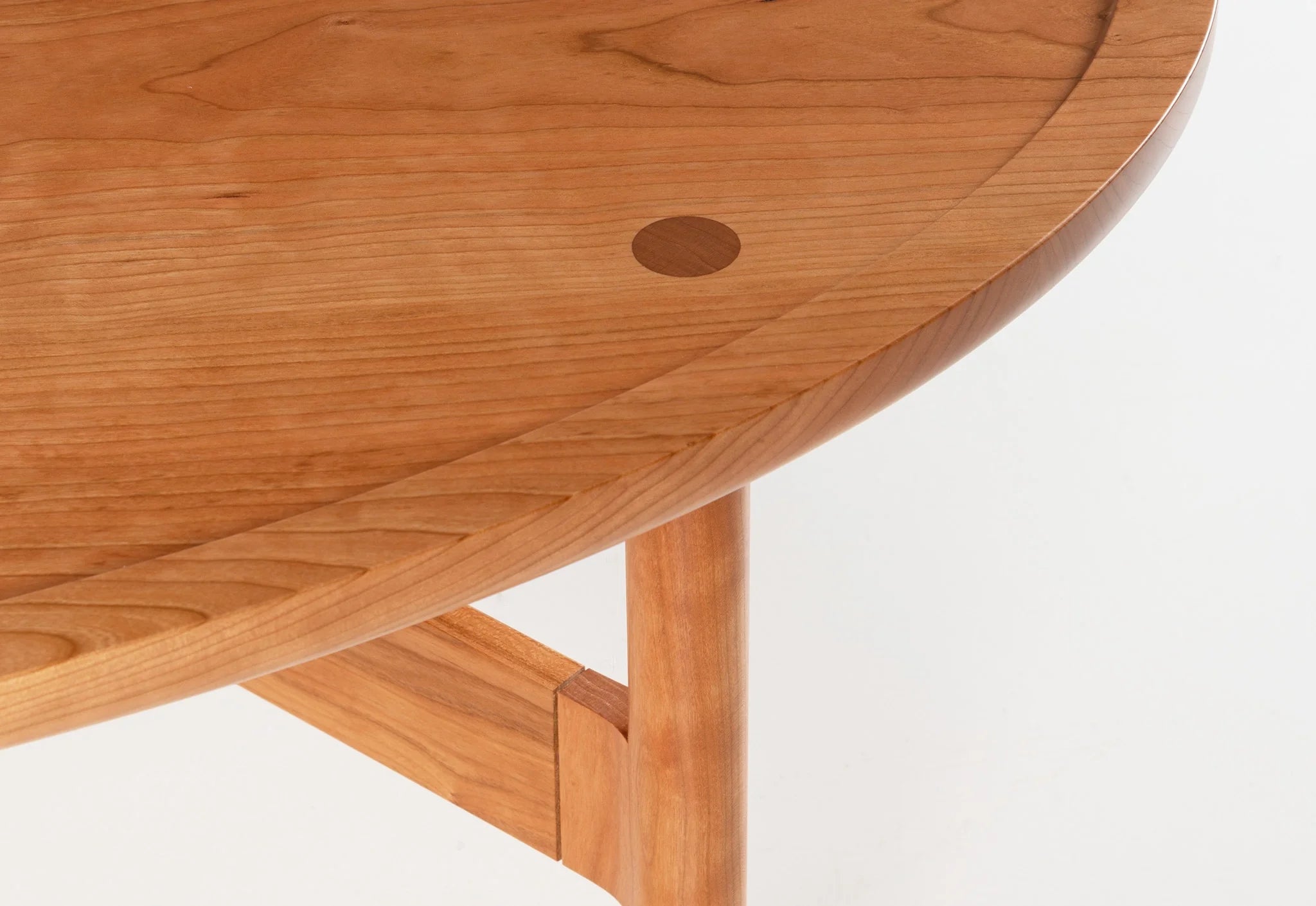 Table basse - Elle emprunte sa simplicité aux designs traditionnels, et son profil léger et contemporain au minimalisme