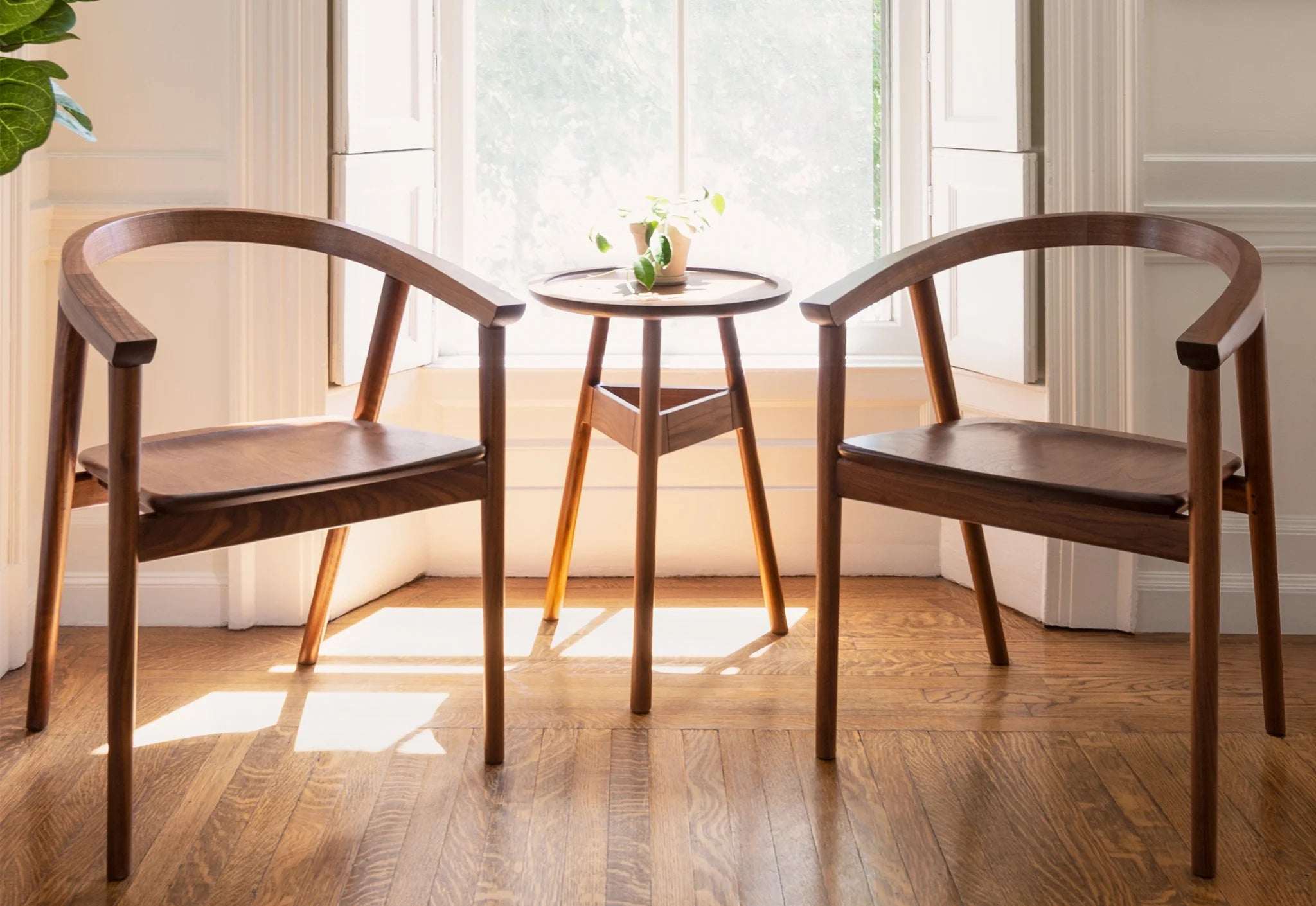 Table d'appoint - Elle emprunte sa simplicité aux designs traditionnels et son profil léger et contemporain au minimalisme.