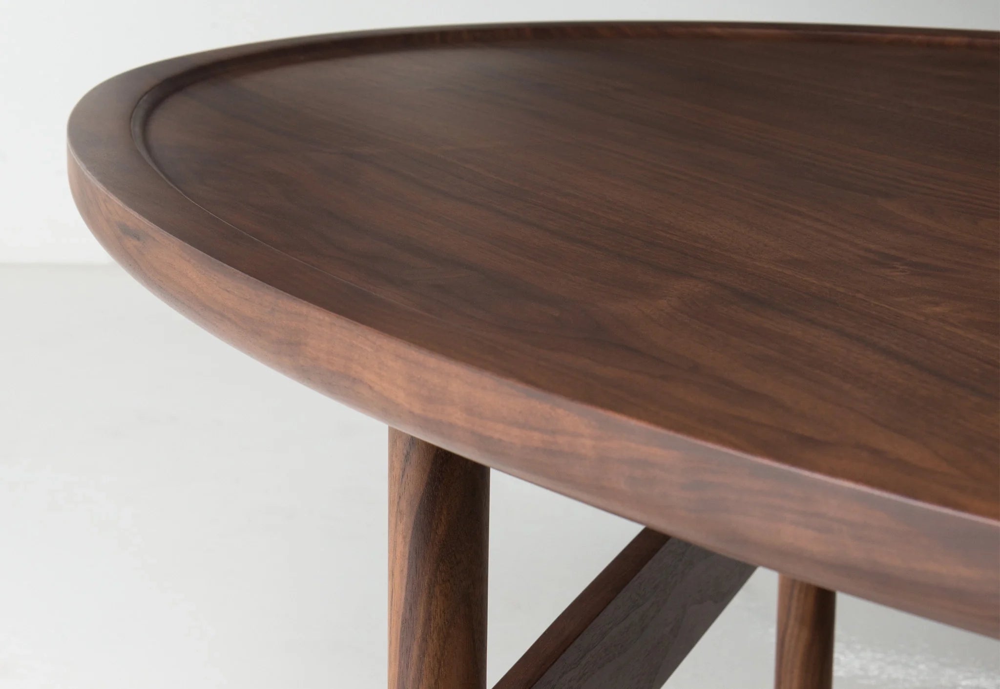 Table basse - Elle emprunte sa simplicité aux designs traditionnels, et son profil léger et contemporain au minimalisme