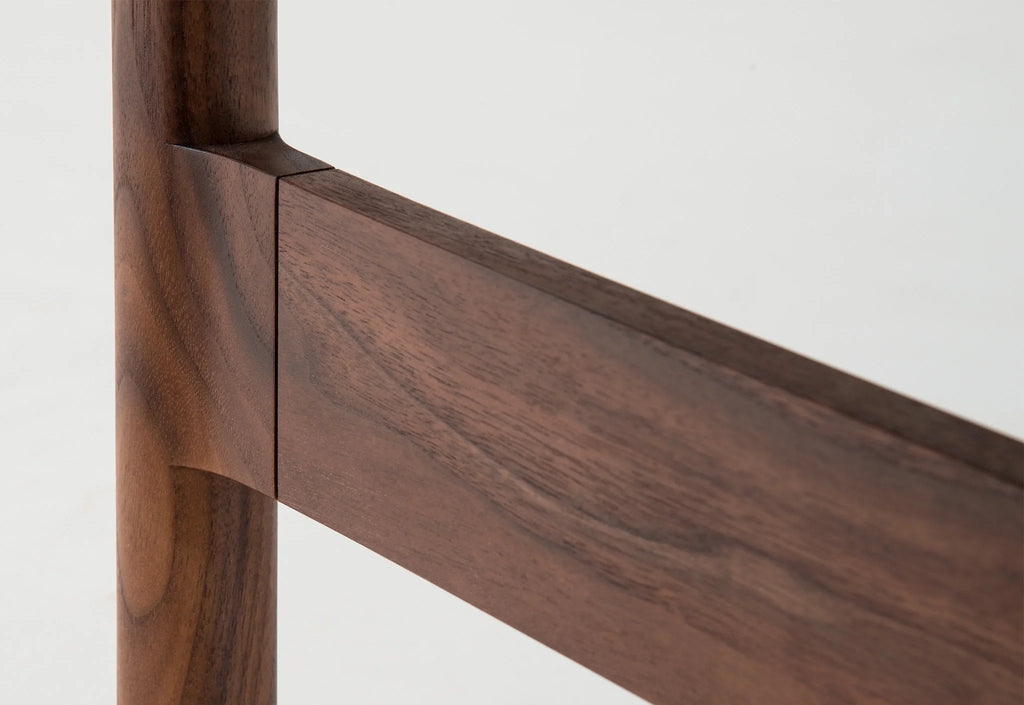 Table d'appoint - Elle emprunte sa simplicité aux designs traditionnels et son profil léger et contemporain au minimalisme.